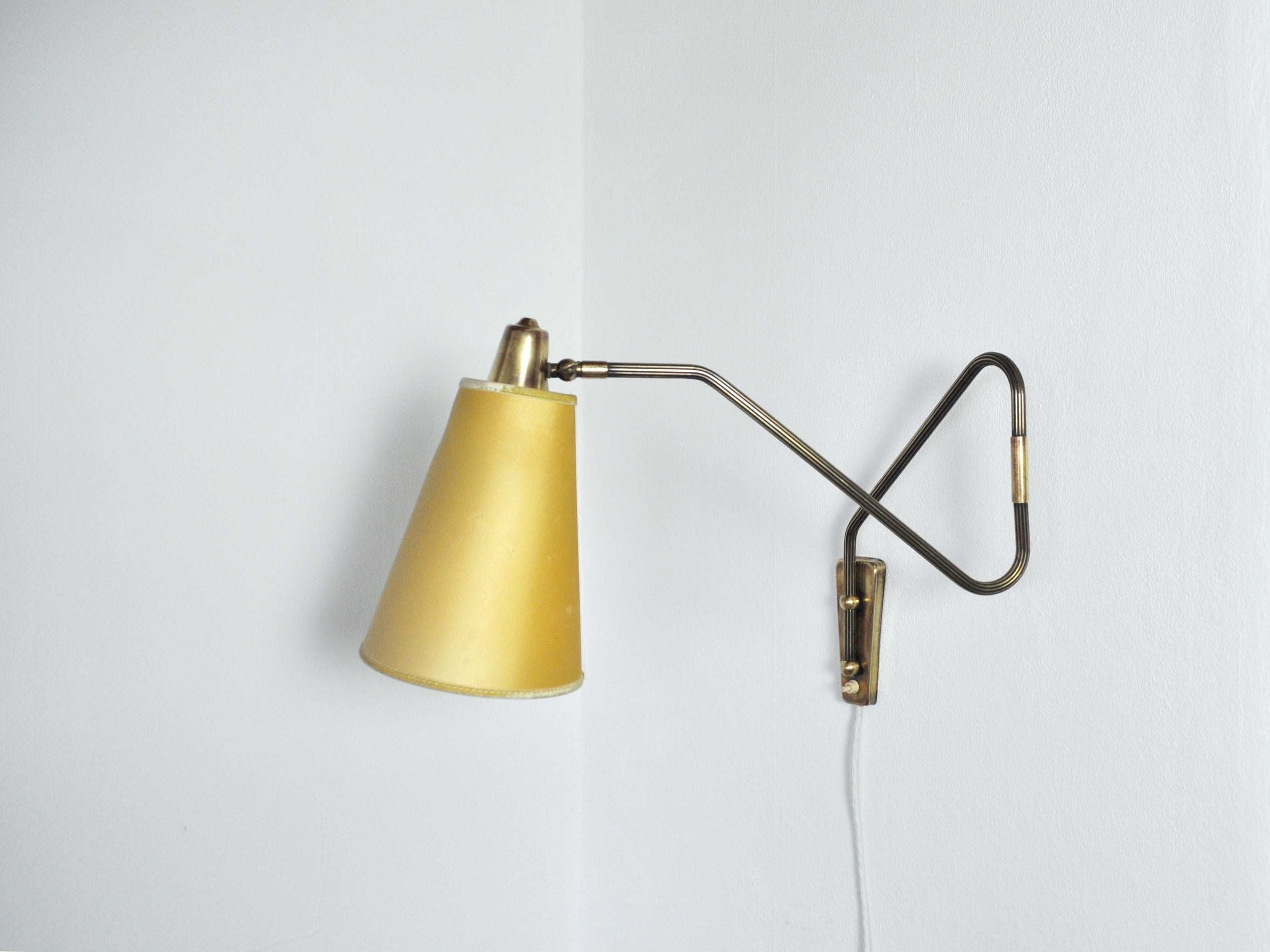 Danish Swing Arm Brass Wall Lamp, 1950s In Good Condition For Sale In Vordingborg, DK