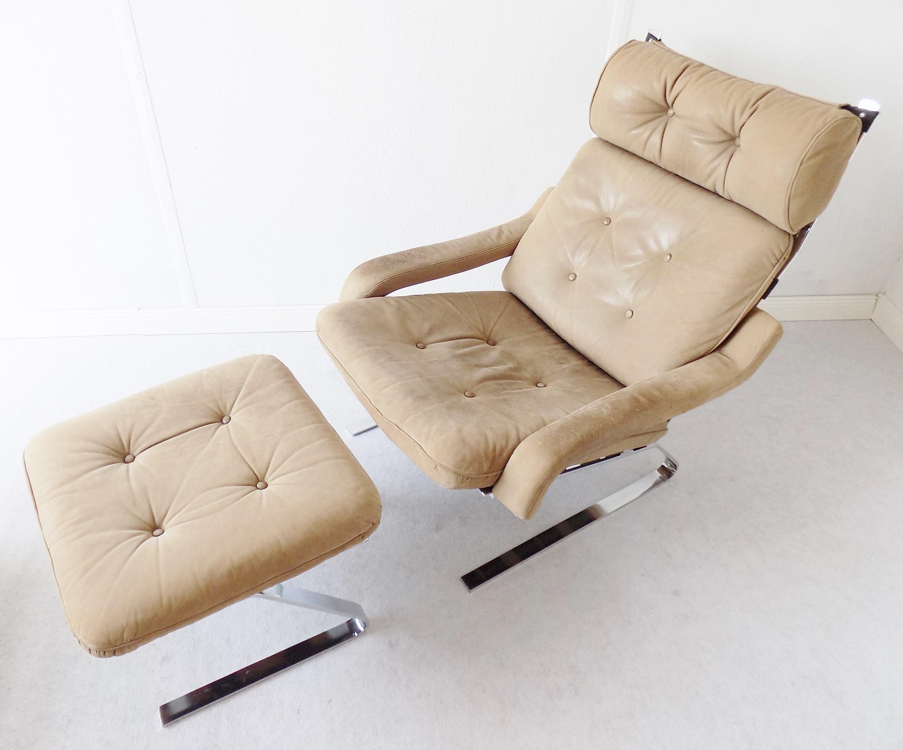 Danish Swing Lounge Chair with ottoman, Nubuk leather, Mid-Century modern, Chrom

Danish Swing Lounge Chair with ottoman, made in light beige Nubuk. The chair is in good condition and swings nicely on the steel rockers. The leather shows light