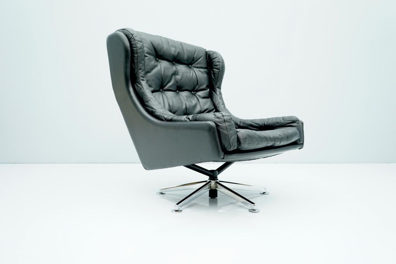 Danish Swivel lounge chair in black leather, 1960s.
Good to very good condition.