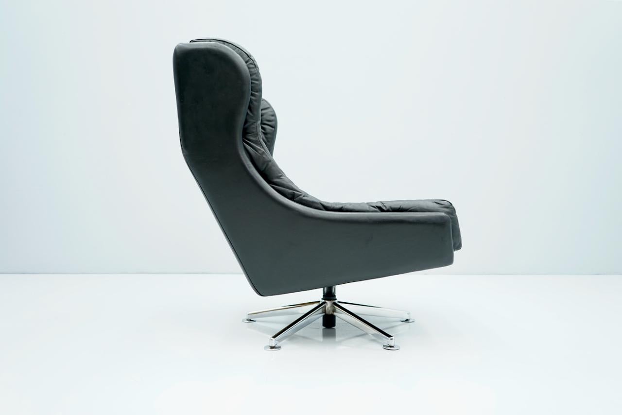 Scandinavian Modern Danish Swivel Lounge Chair in Black Leather, 1960s For Sale