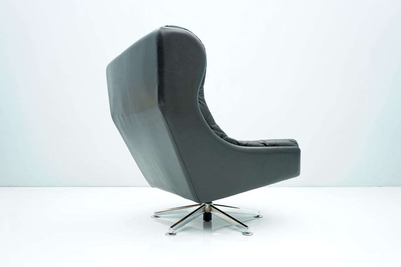 Danish Swivel Lounge Chair in Black Leather, 1960s In Good Condition For Sale In Frankfurt / Dreieich, DE