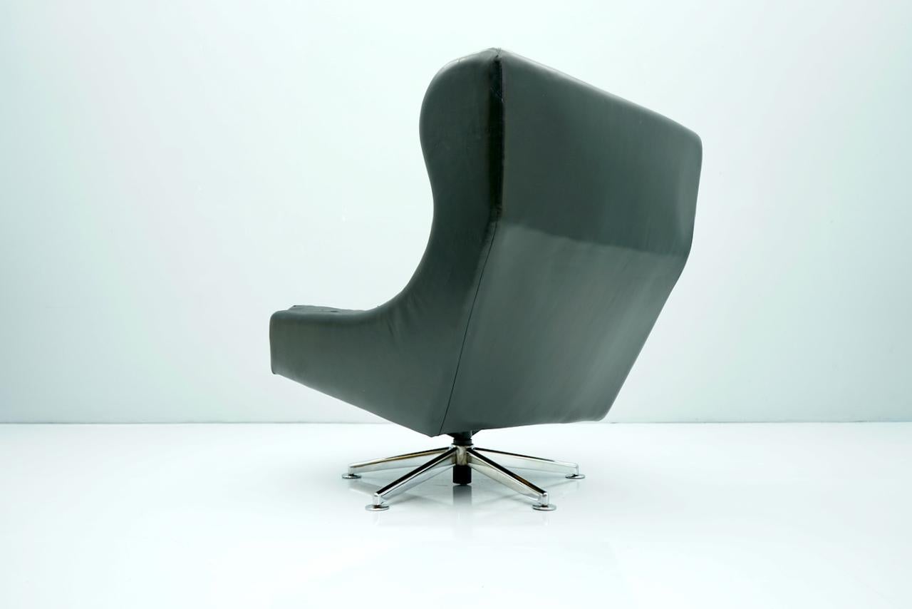 Danish Swivel Lounge Chair in Black Leather, 1960s For Sale 1