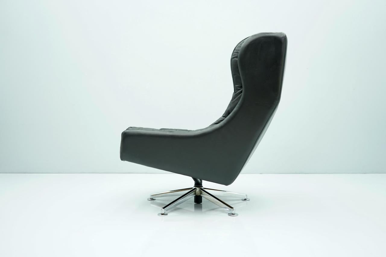 Danish Swivel Lounge Chair in Black Leather, 1960s For Sale 2