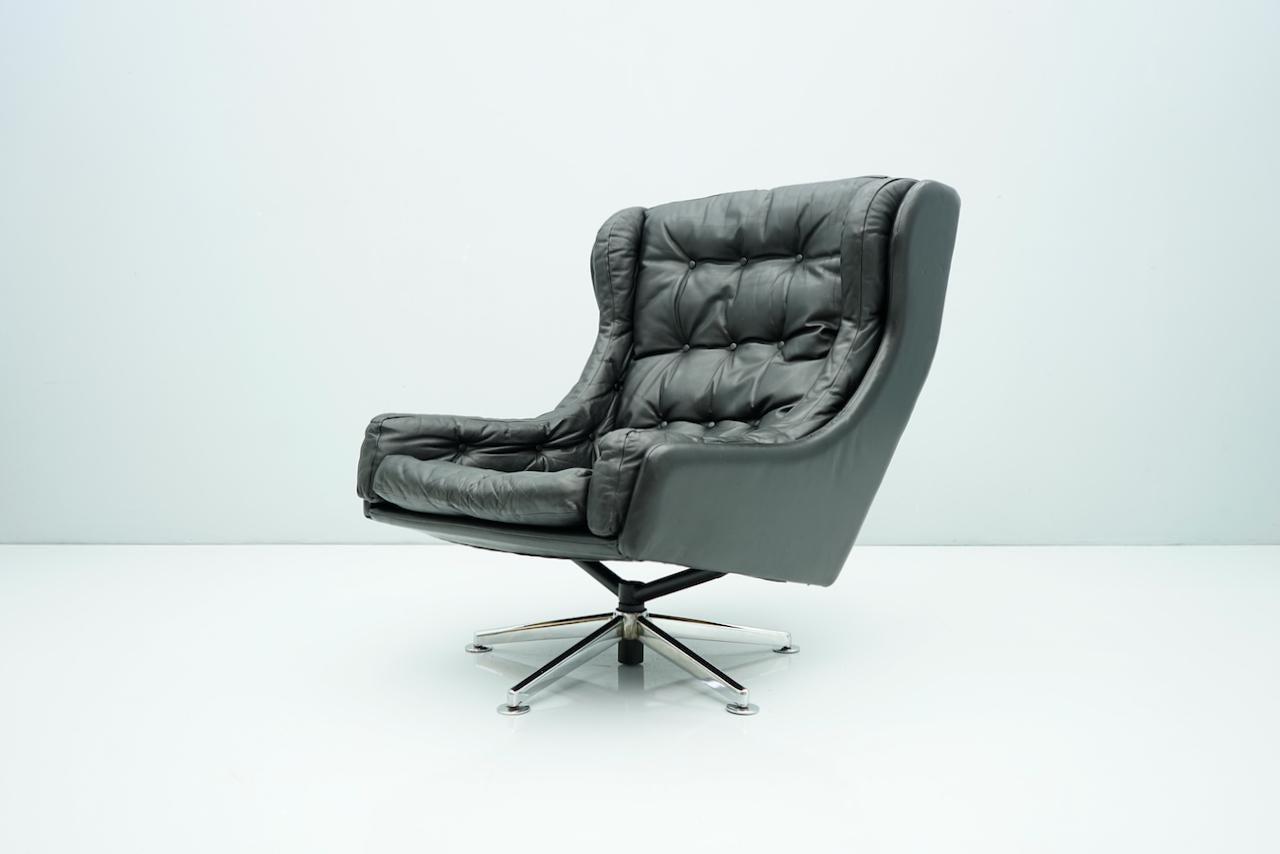 Danish Swivel Lounge Chair in Black Leather, 1960s For Sale 3