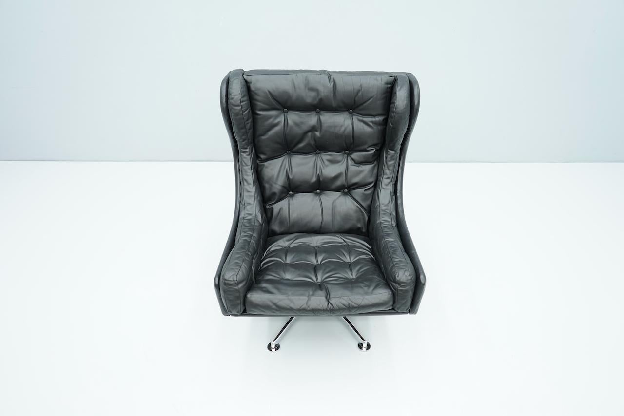 Danish Swivel Lounge Chair in Black Leather, 1960s For Sale 4