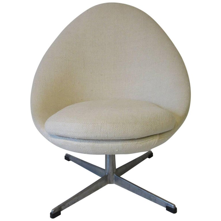 Danish Swiveling Upholstered Egg Lounge Chair in the Style of Arne