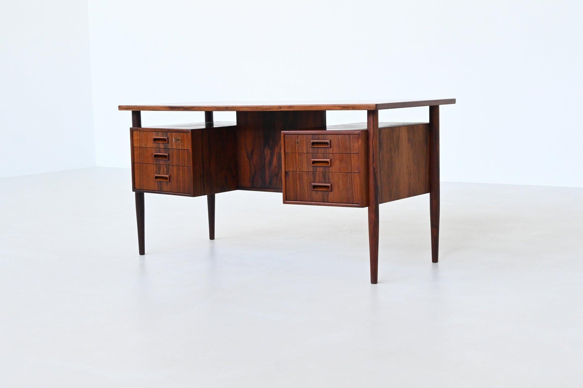Beautiful freestanding writing desk in the style of Arne Vodder, HP Hansen and Arne Wahl Iversen, Denmark 1960. This desk is a superb representation of 1960s Danish craftsmanship. Constructed from rich rosewood, it features an exceptionally fine