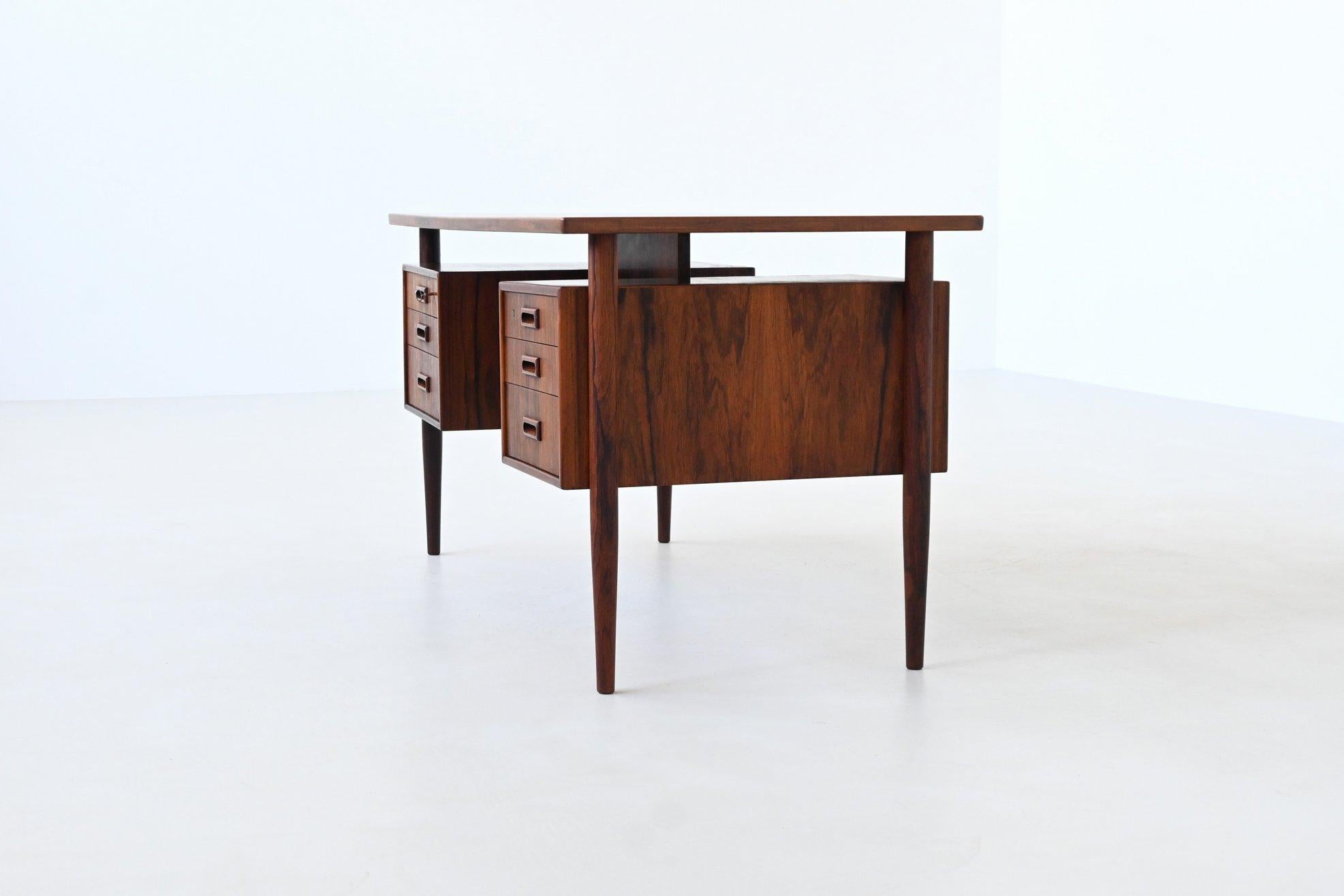 Danish symmetric freestanding desk in rosewood Denmark 1960 In Good Condition In Etten-Leur, NL