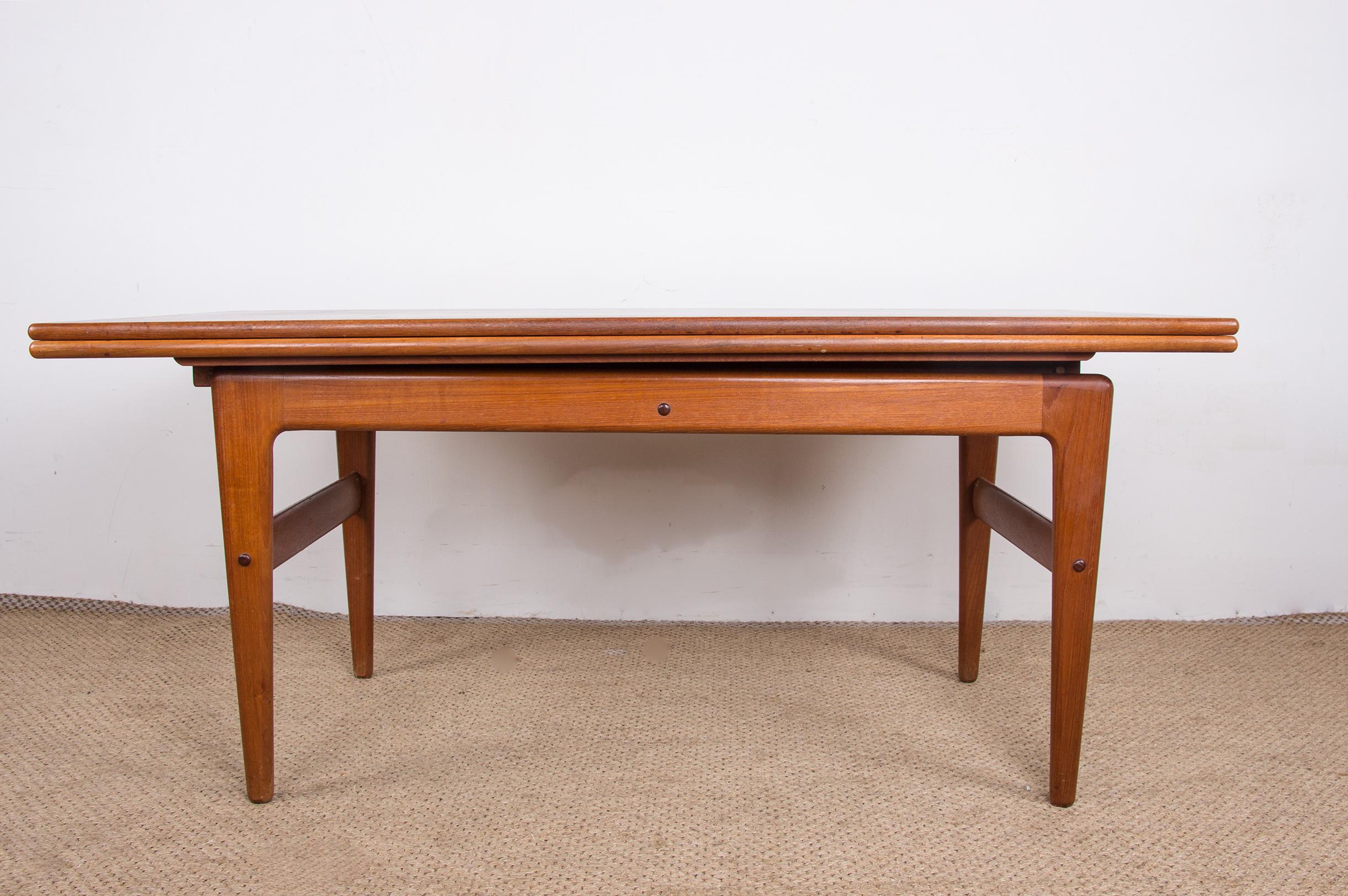 Un tavolo scandinavo superbo e funzionale. Un ingegnoso meccanismo in legno permette a questo tavolo da pranzo con due allunghe laterali in stile italiano di trasformarsi in un tavolino da caffè con una sola mossa. Ideale per i piccoli spazi, questo