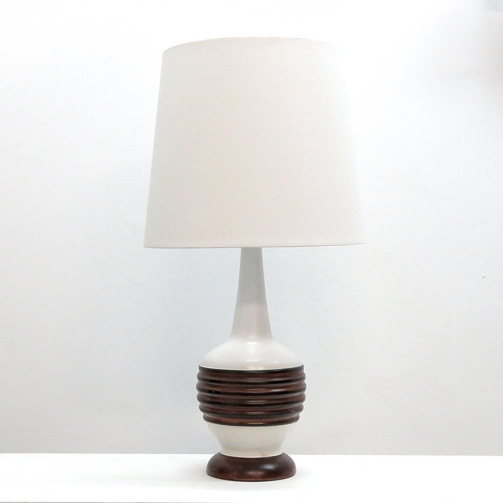 Wonderful tall 1960s ceramic table lamp with white and faux wood glaze, wired for US standards, one E26 socket, max. wattage 75w, bulb provided as a one time courtesy. 