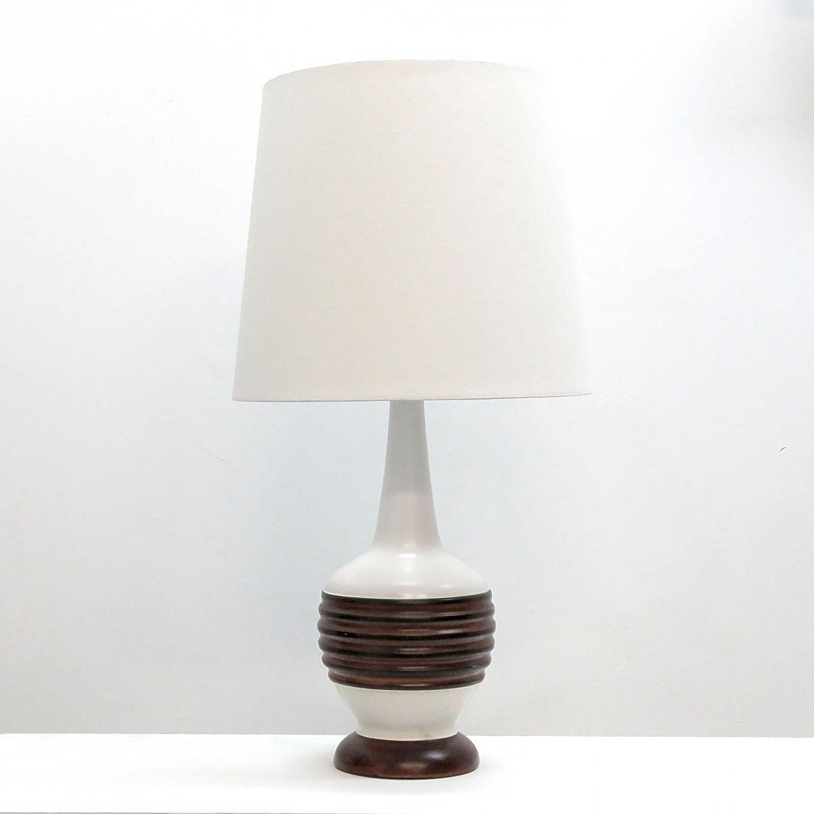 Merveilleuse lampe de table haute en céramique des années 1960 avec glaçure blanche et faux bois, câblée pour les normes américaines, une douille E26, puissance max. 75w ou équivalent LED, ampoule fournie à titre de courtoisie unique. 