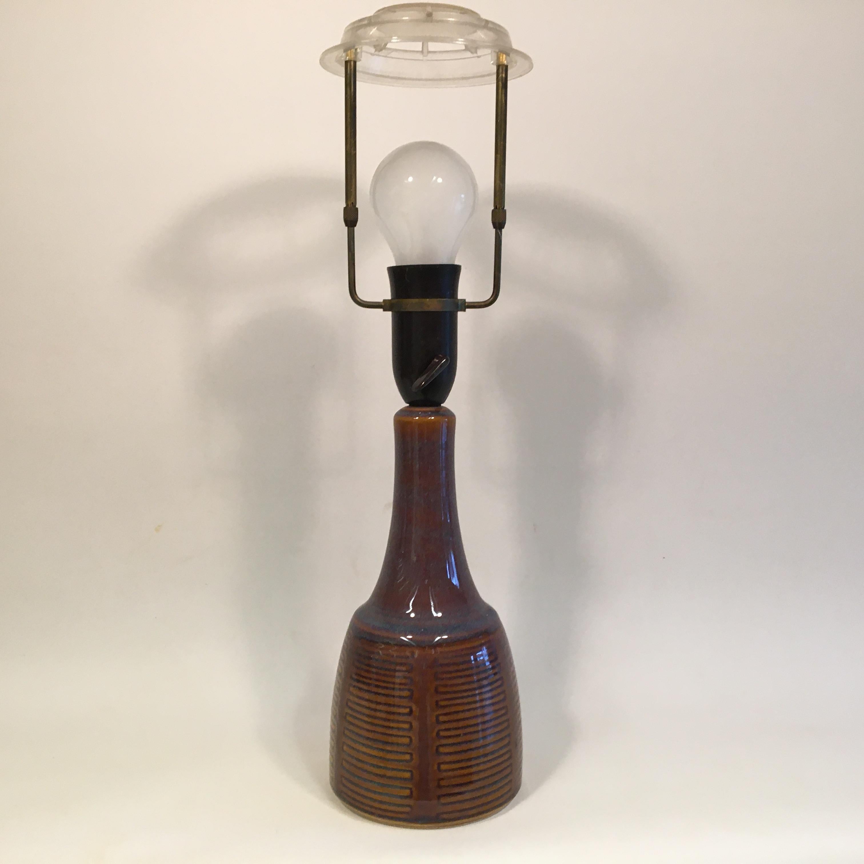 Søholm ceramic table lamp from Bornholm, with blue / brown shades in the glaze cross-streaked pattern on the lower part of the lamp. Marked. Cloos & Co. 1040th
Measures: Height 31 cm, Ø 11 cm.
The lamp is mounted with wire according to Danish