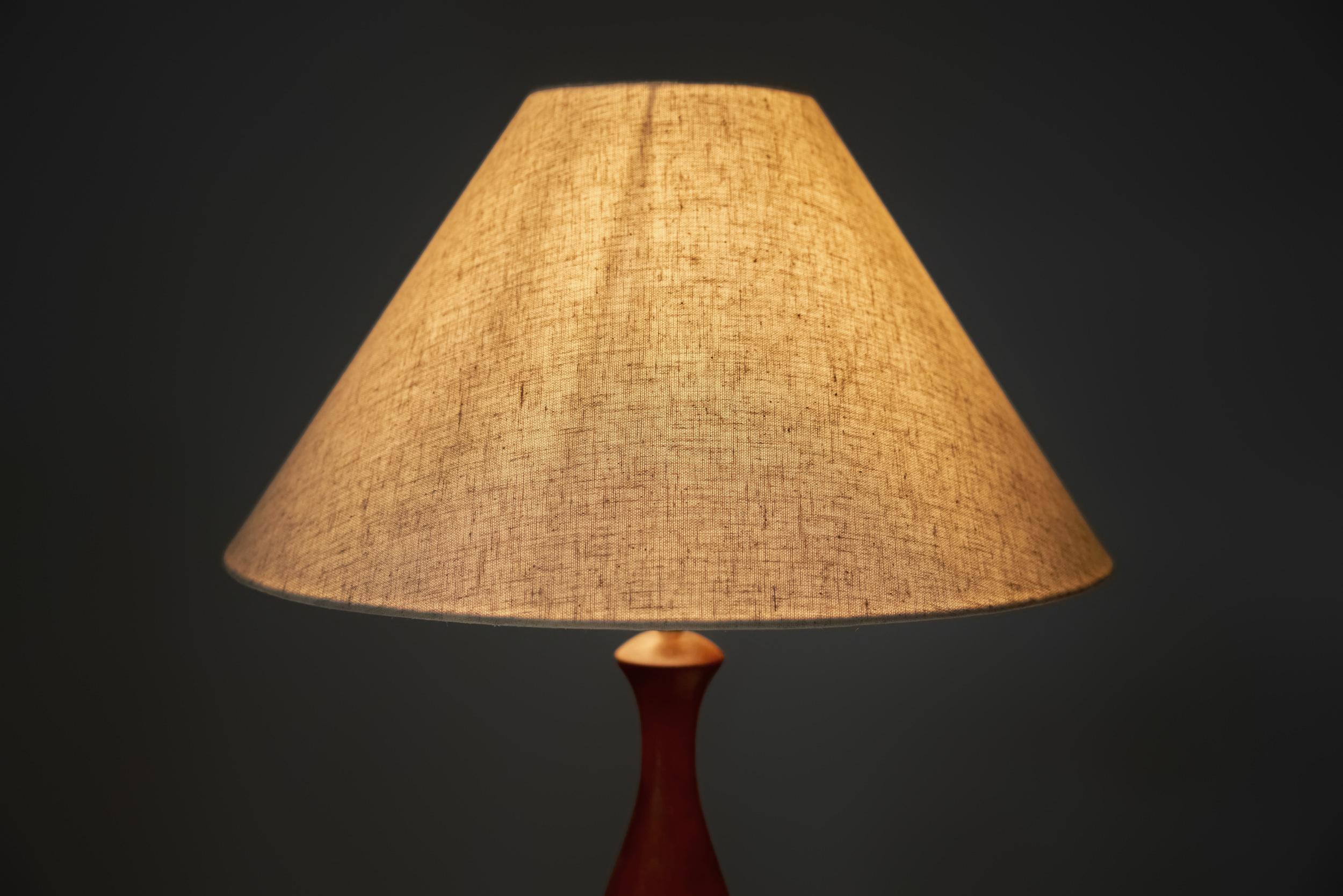 Dänische Tischlampe mit Massivholzsockel, Dänemark ca. 1960er Jahre im Angebot 4