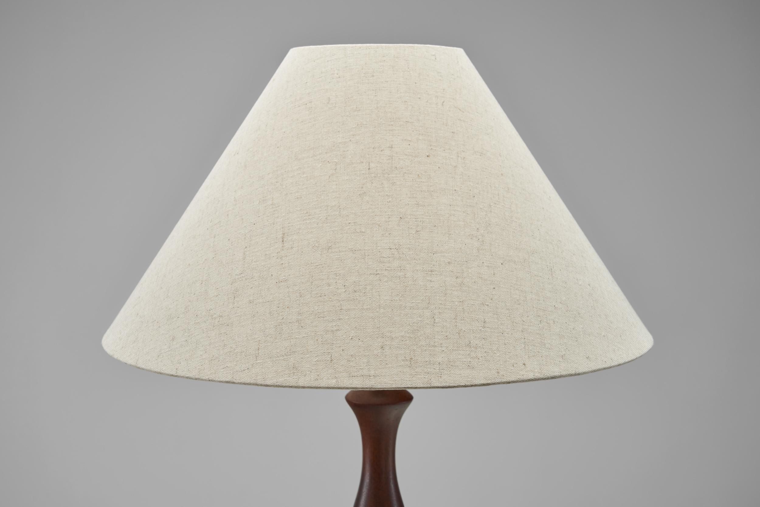 Dänische Tischlampe mit Massivholzsockel, Dänemark ca. 1960er Jahre im Angebot 5