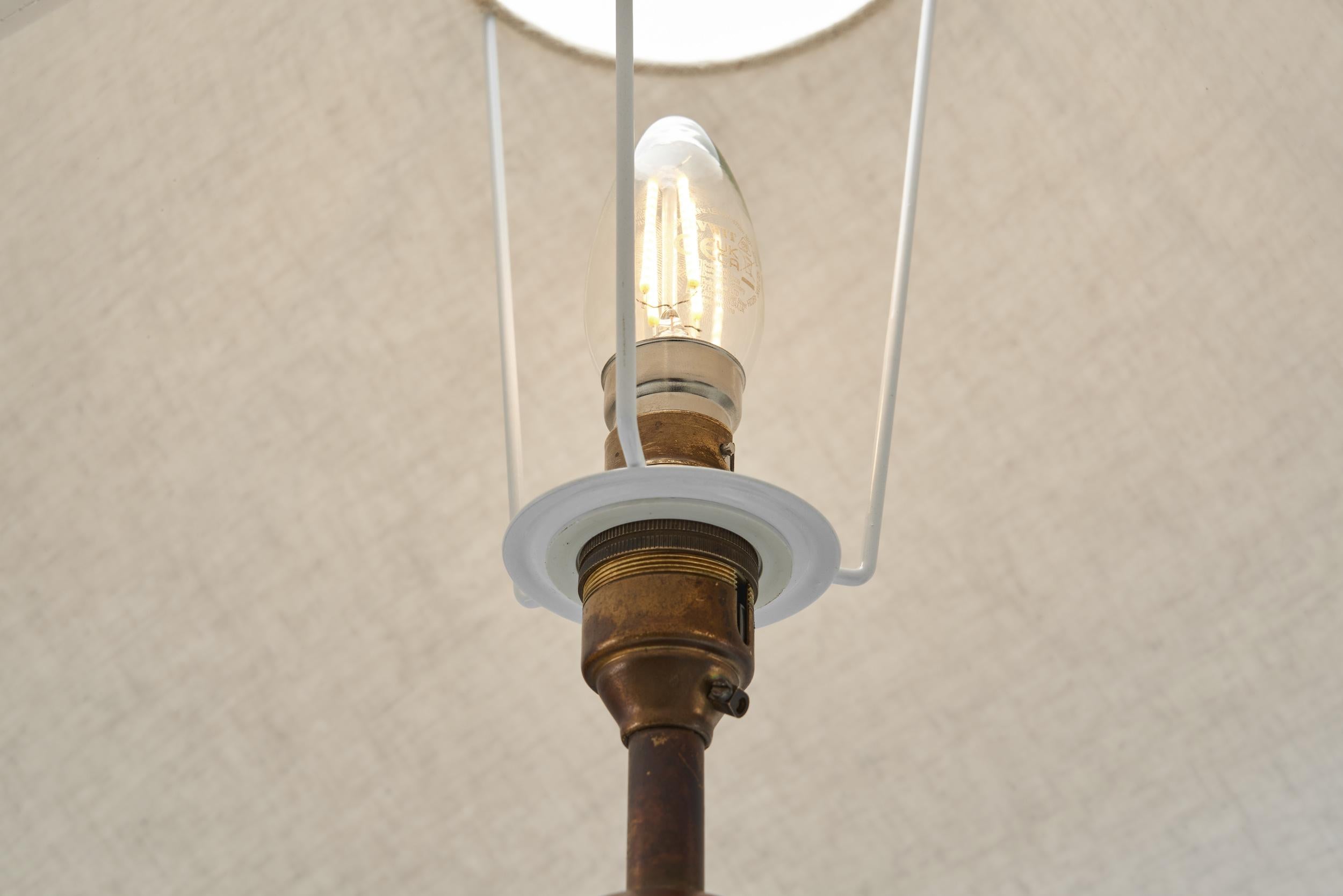 Dänische Tischlampe mit Massivholzsockel, Dänemark ca. 1960er Jahre im Angebot 9