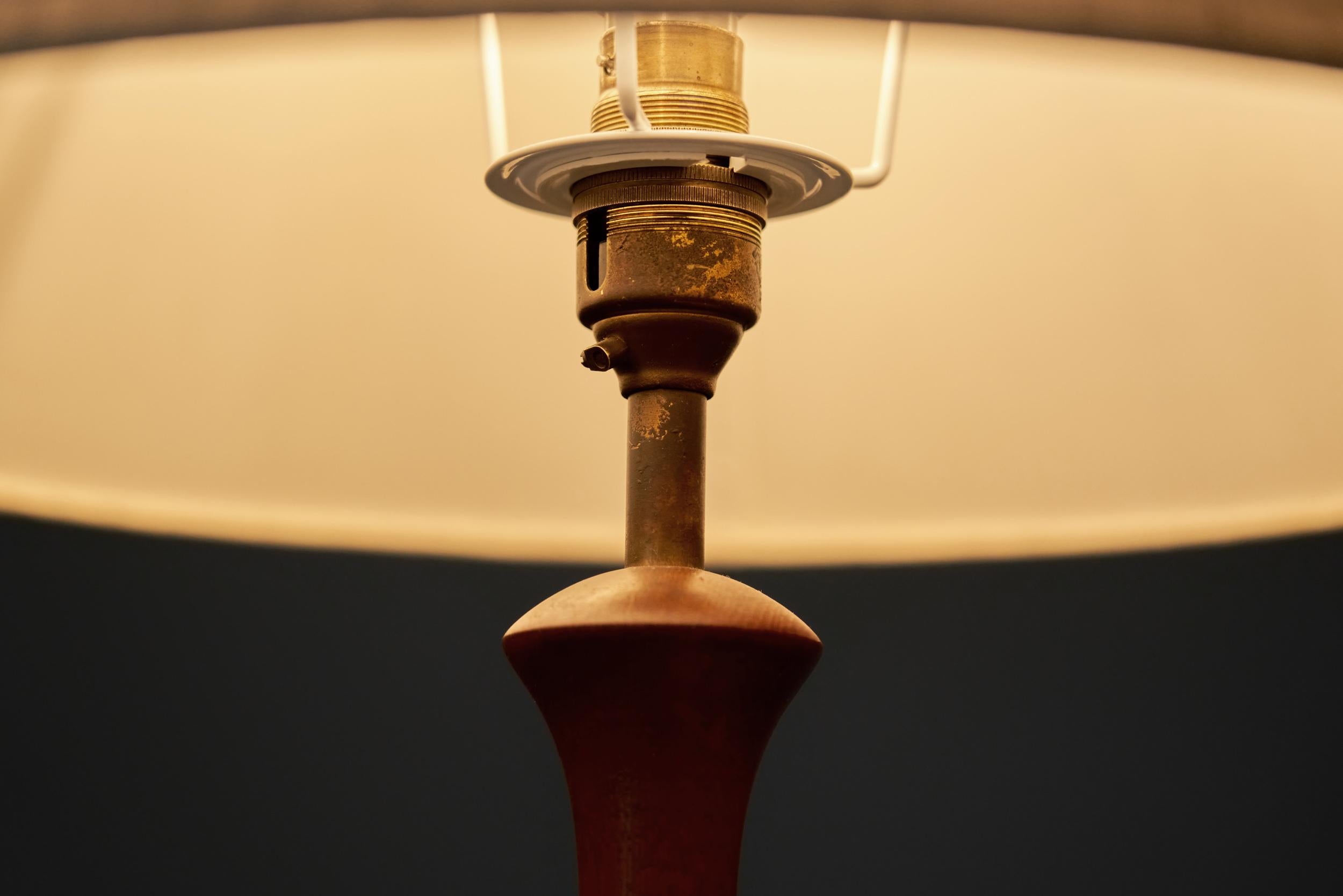 Dänische Tischlampe mit Massivholzsockel, Dänemark ca. 1960er Jahre im Angebot 10