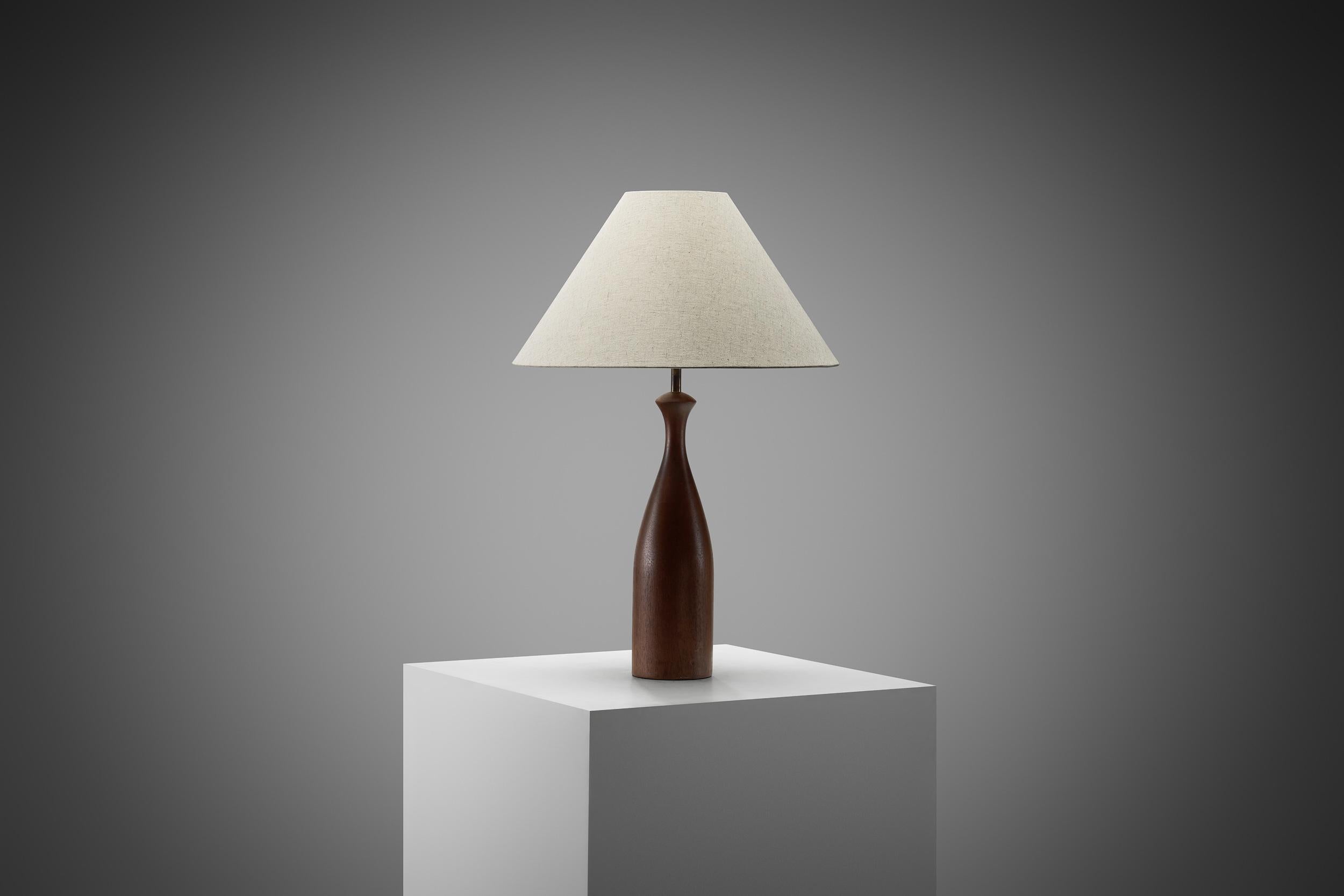 Dänische Tischlampe mit Massivholzsockel, Dänemark ca. 1960er Jahre (Moderne der Mitte des Jahrhunderts) im Angebot