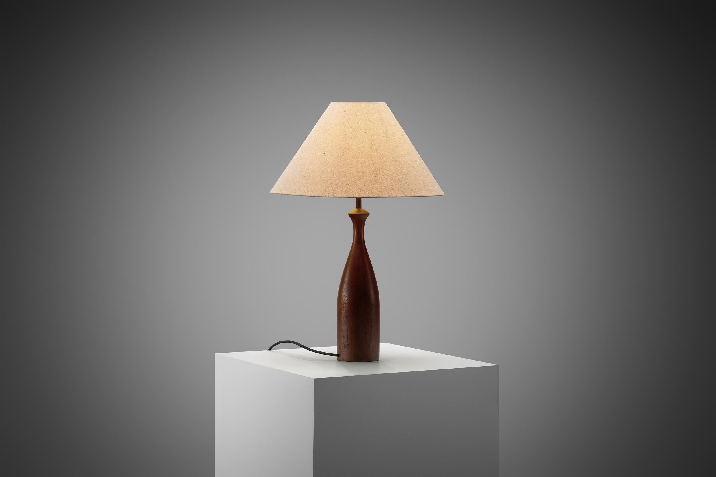 Dänische Tischlampe mit Massivholzsockel, Dänemark ca. 1960er Jahre im Zustand „Gut“ im Angebot in Utrecht, NL