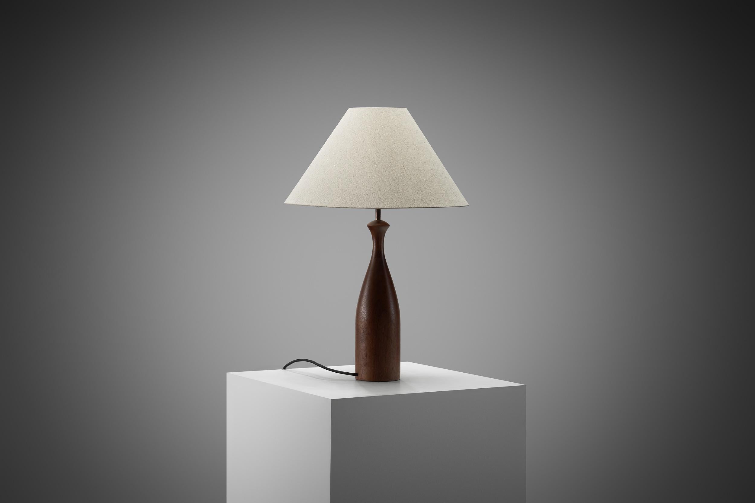 Dänische Tischlampe mit Massivholzsockel, Dänemark ca. 1960er Jahre (Mitte des 20. Jahrhunderts) im Angebot