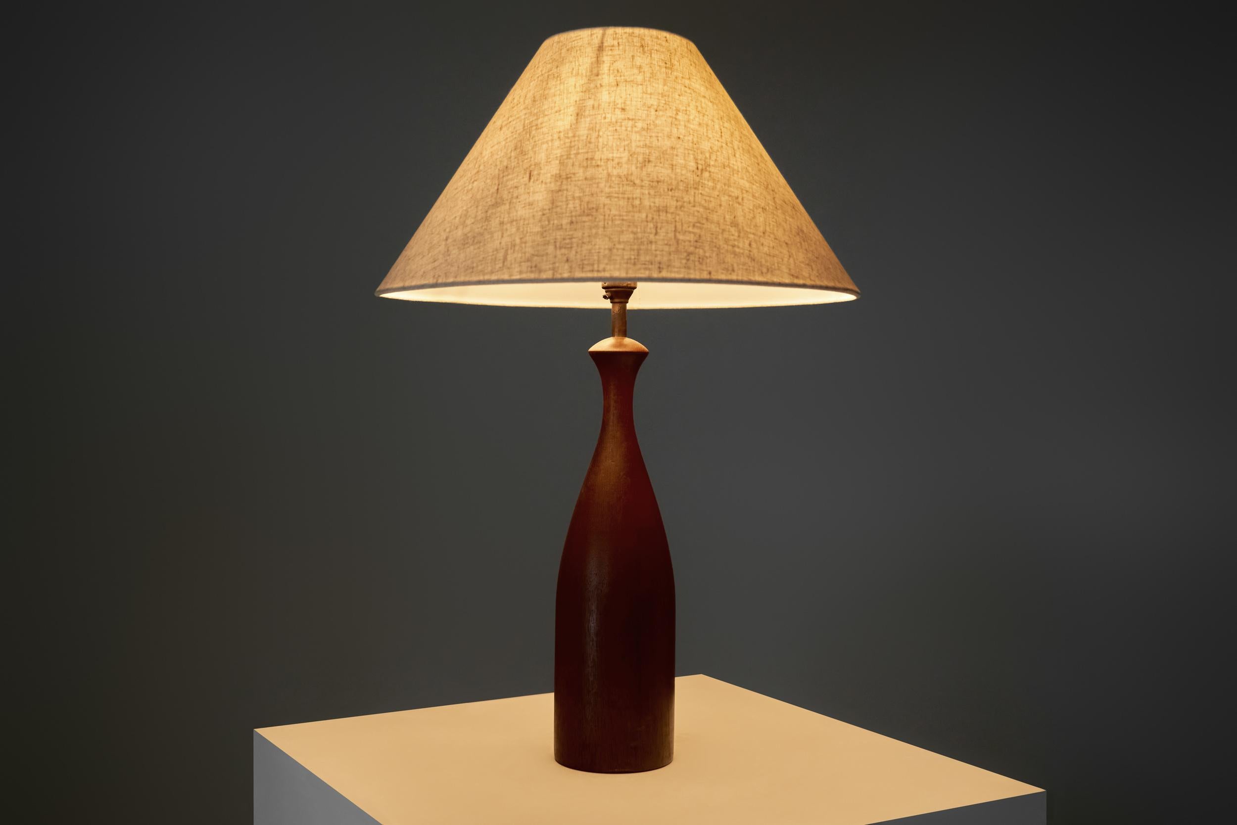 Dänische Tischlampe mit Massivholzsockel, Dänemark ca. 1960er Jahre im Angebot 1