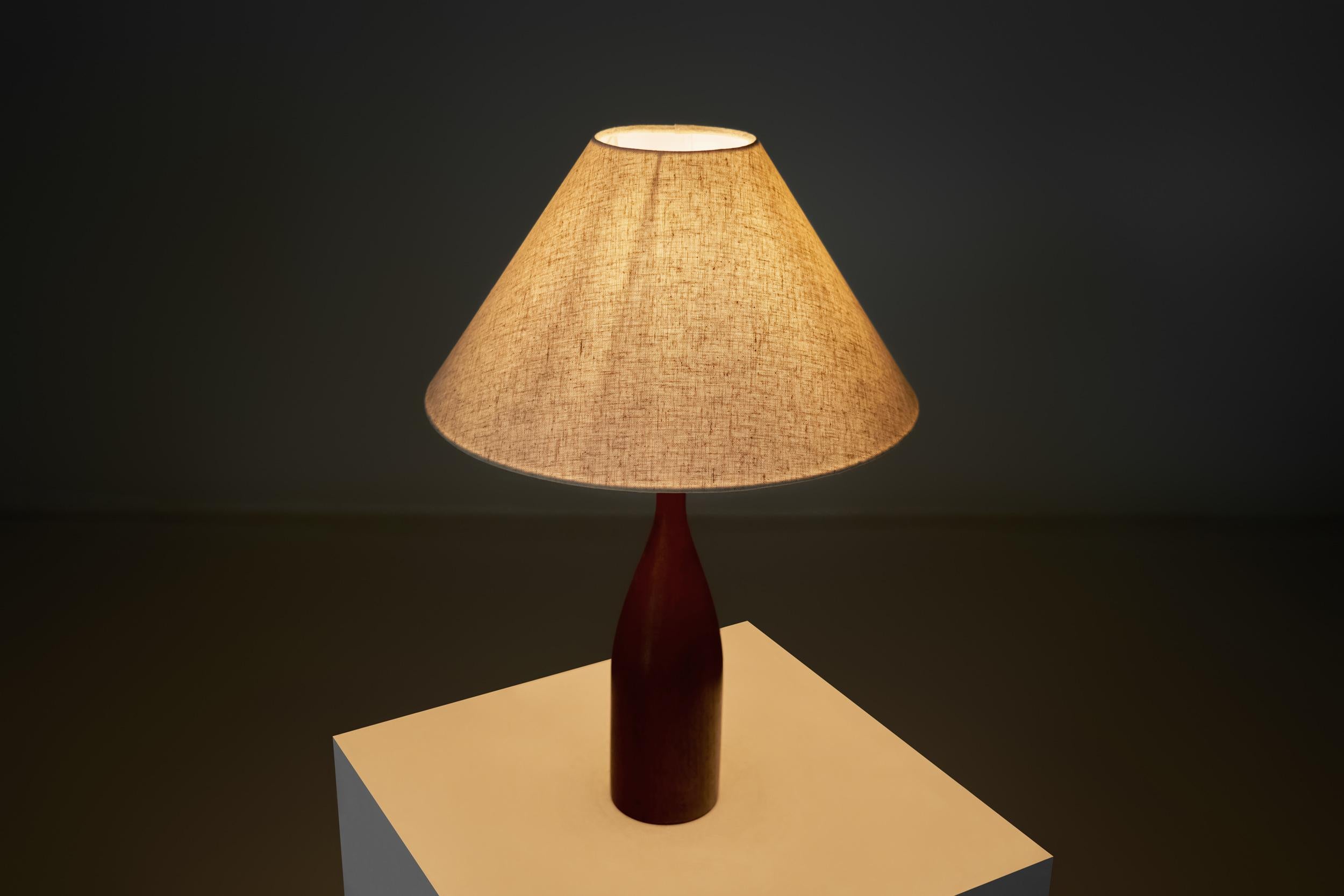 Dänische Tischlampe mit Massivholzsockel, Dänemark ca. 1960er Jahre im Angebot 3