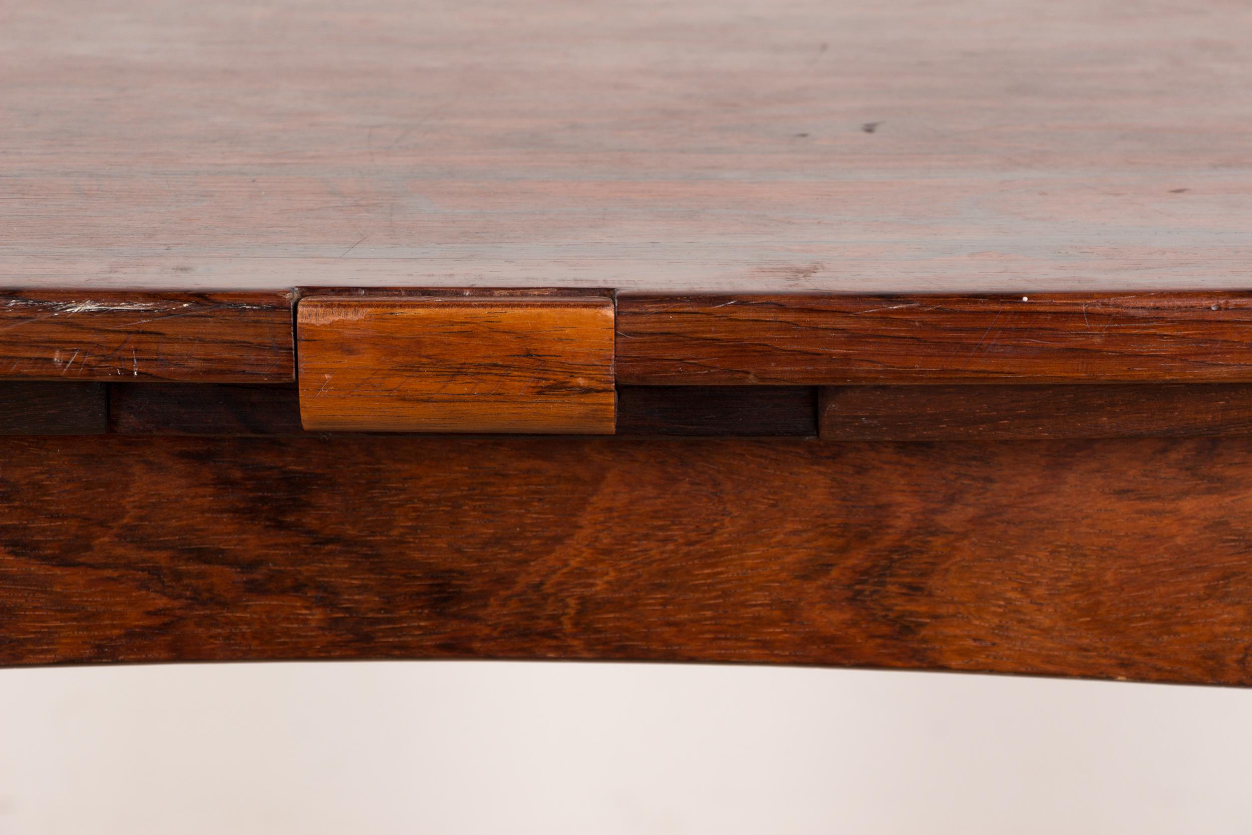 Superbe table de jeu scandinave. Avec son plateau réversible et ses deux rallonges à l'italienne, elle peut également servir de table à manger. Design très élégant, meuble fonctionnel et astucieux de très bonne qualité.
Longueur : 80, 100 et 120 cm
