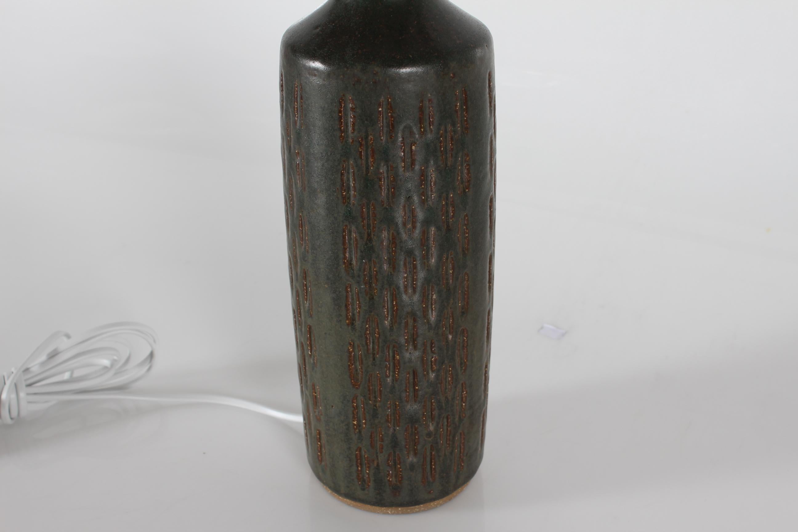 Mid-Century moderno Lampada da tavolo danese alta in ceramica verde scuro Greene & Greene di Palshus con paralume nuovo 1960s in vendita