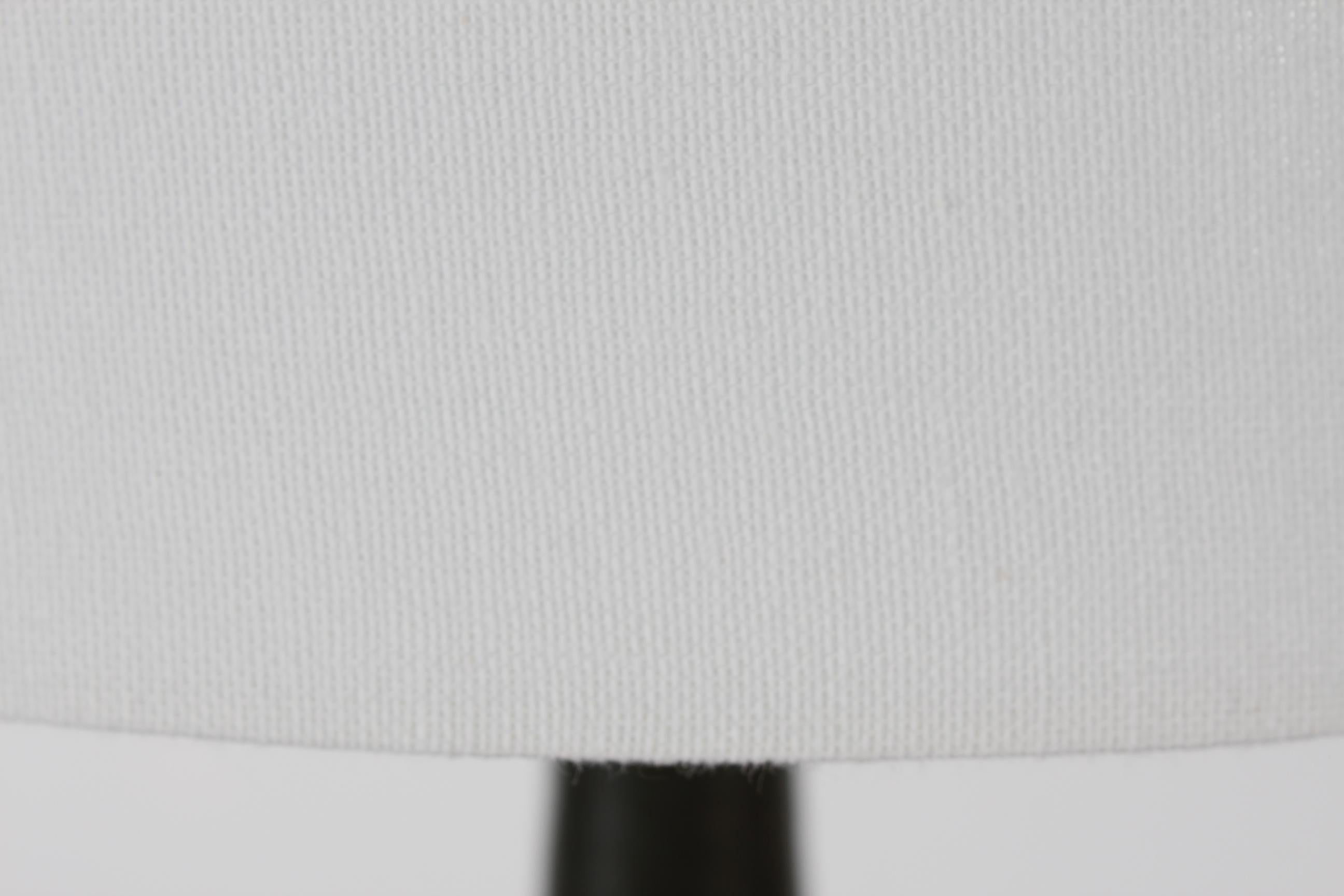 Lampada da tavolo danese alta in ceramica verde scuro Greene & Greene di Palshus con paralume nuovo 1960s In condizioni buone in vendita a Silkeborg, Silkeborg