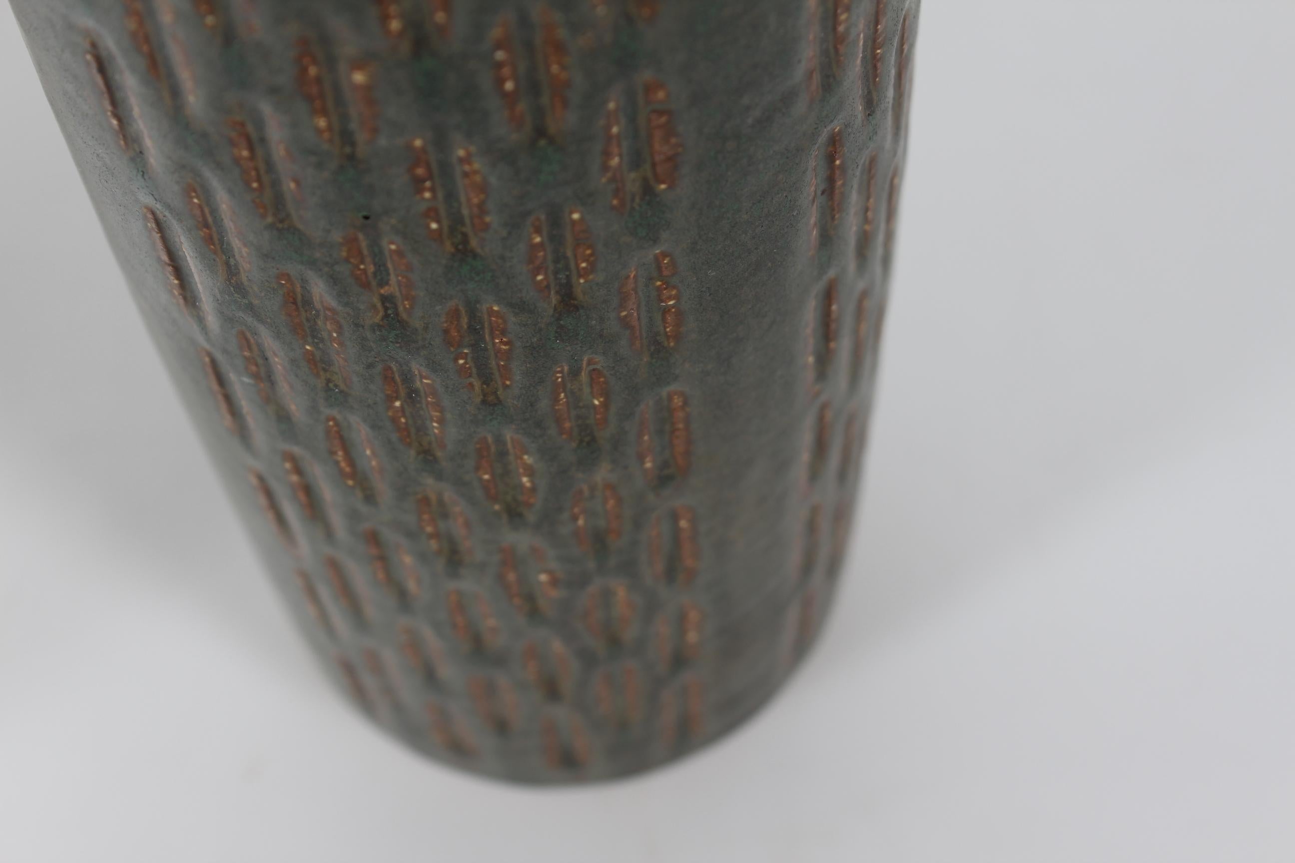 Metà XX secolo Lampada da tavolo danese alta in ceramica verde scuro Greene & Greene di Palshus con paralume nuovo 1960s in vendita