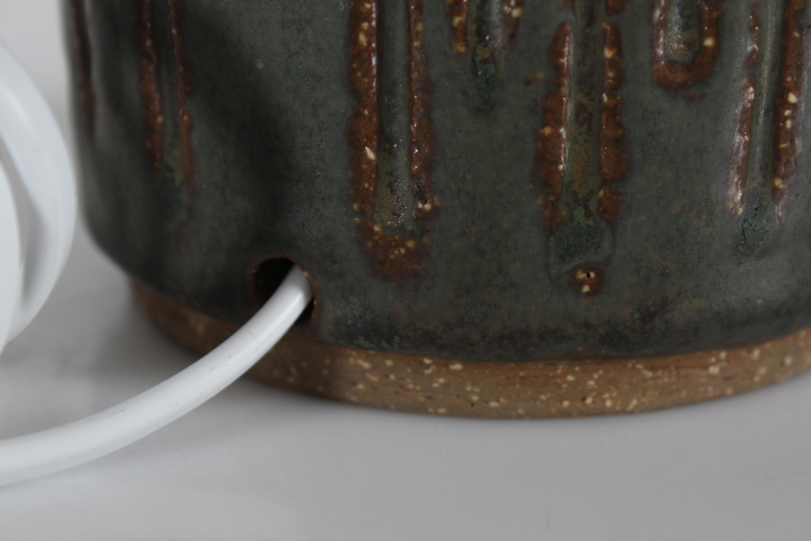 Ceramica Lampada da tavolo danese alta in ceramica verde scuro Greene & Greene di Palshus con paralume nuovo 1960s in vendita