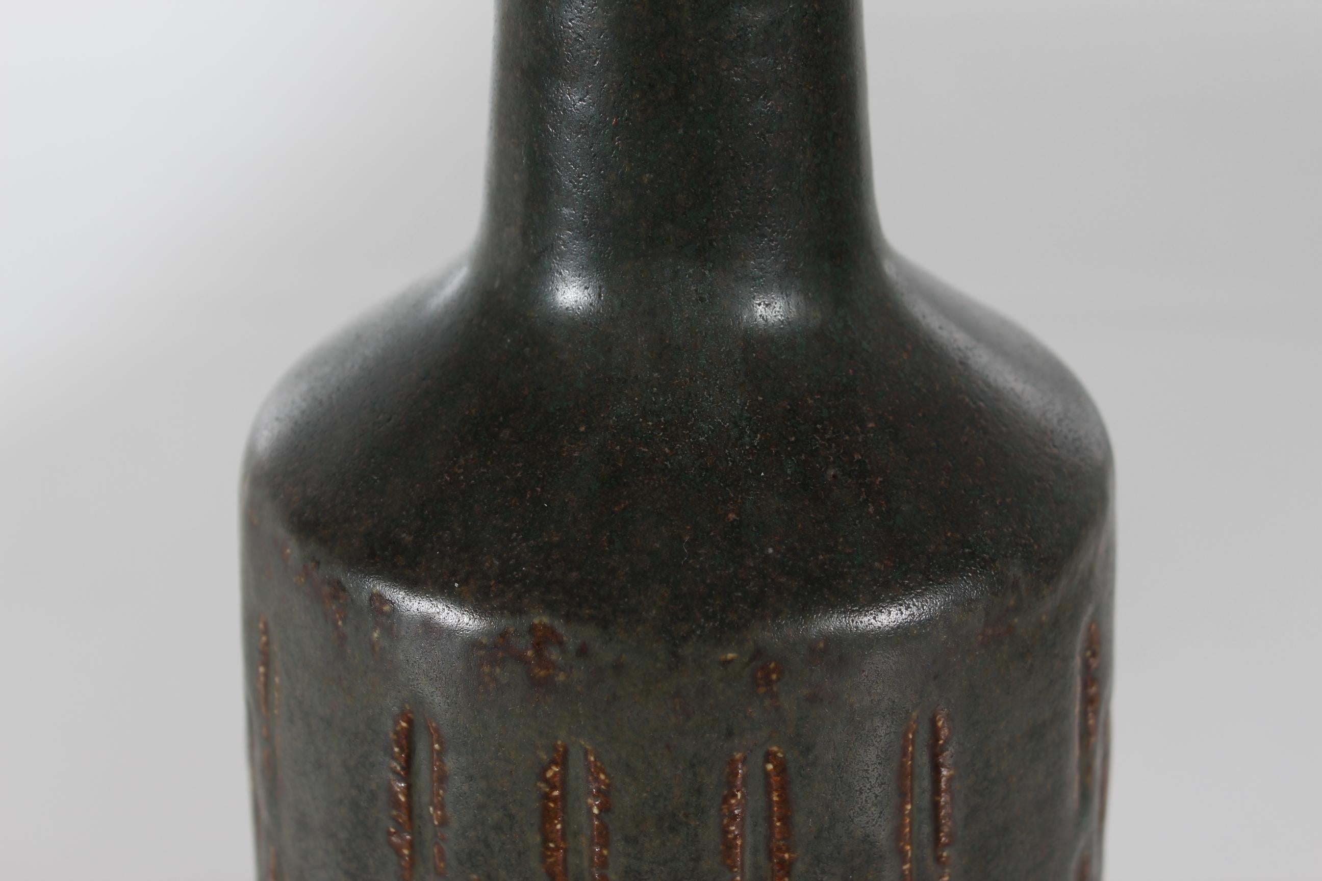 Lampada da tavolo danese alta in ceramica verde scuro Greene & Greene di Palshus con paralume nuovo 1960s in vendita 2