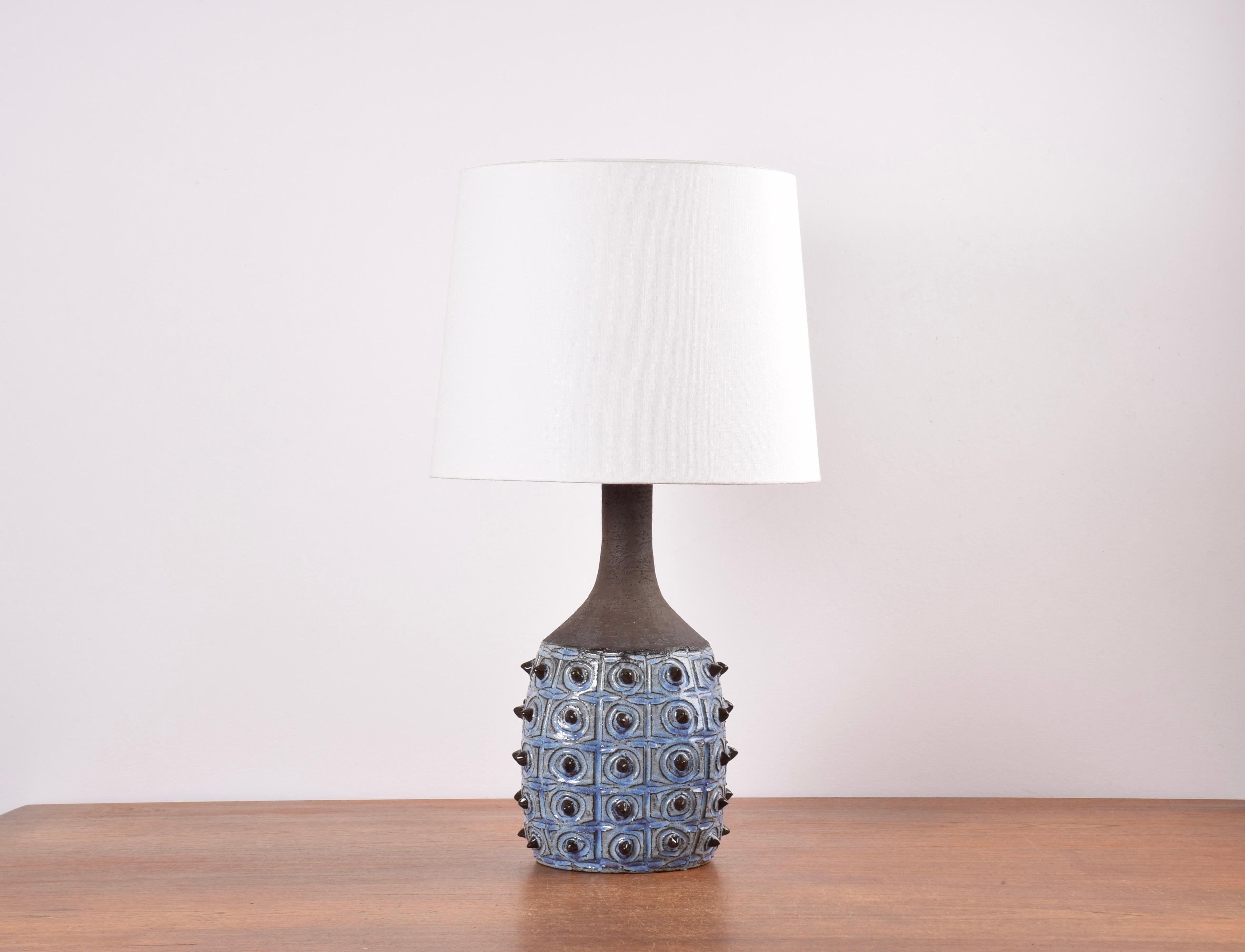 Midcentury Danish ceramic table lamp by Jette Hellerøe for the ceramic workshop Axella. Made circa 1970s.

The base is decorated with 