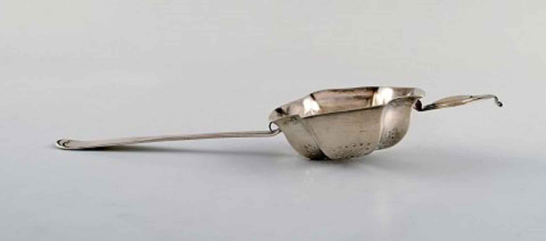 Danish tea strainer in silver. Dated 1950.
Measures: 18.3 x 6 cm.
In very good condition.
Stamped.
