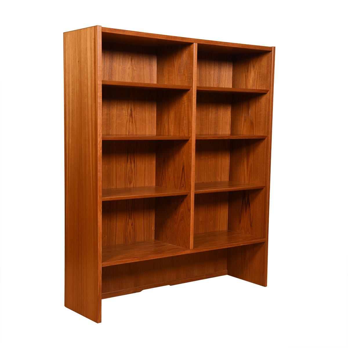 Bella da vedere e arricchita da molte funzioni. Un piano espositivo a doppia libreria con ripiani regolabili smussati. Il mobile inferiore è dotato di due ante scorrevoli, un cassetto poco profondo rivestito in feltro e ripiani regolabili.

Un