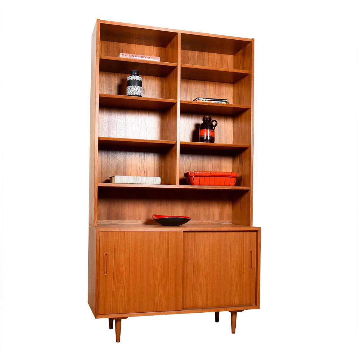 Mid-Century moderno Libreria danese in teak a 2 pezzi con piano espositivo e mobile portaoggetti a scorrimento sottostante in vendita