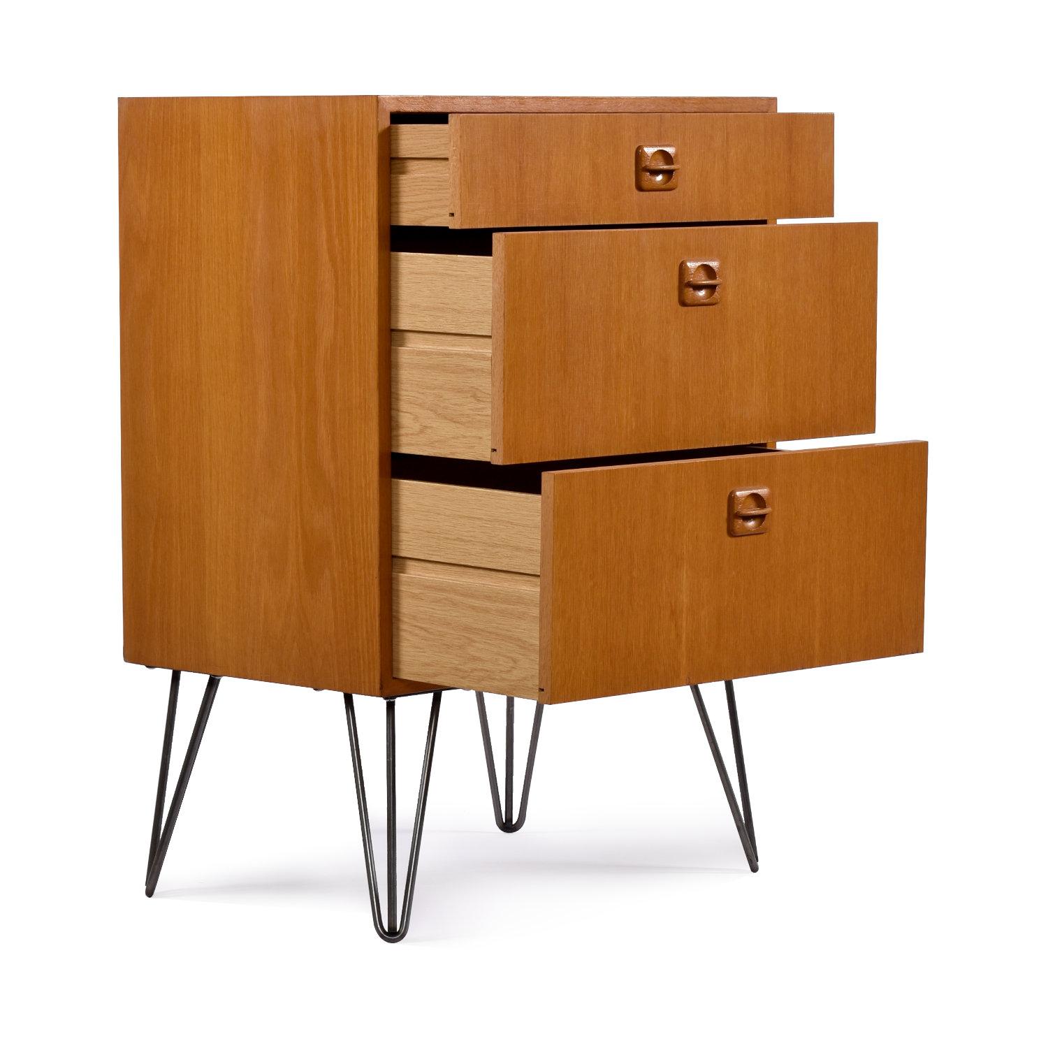 Bella e versatile cassettiera danese a 3 cassetti in teak. Questa unità può essere utilizzata in un ufficio o in una camera da letto. I tre cassetti sono l'ideale per riporre indumenti o materiali extra. Può essere utilizzato anche come supporto per
