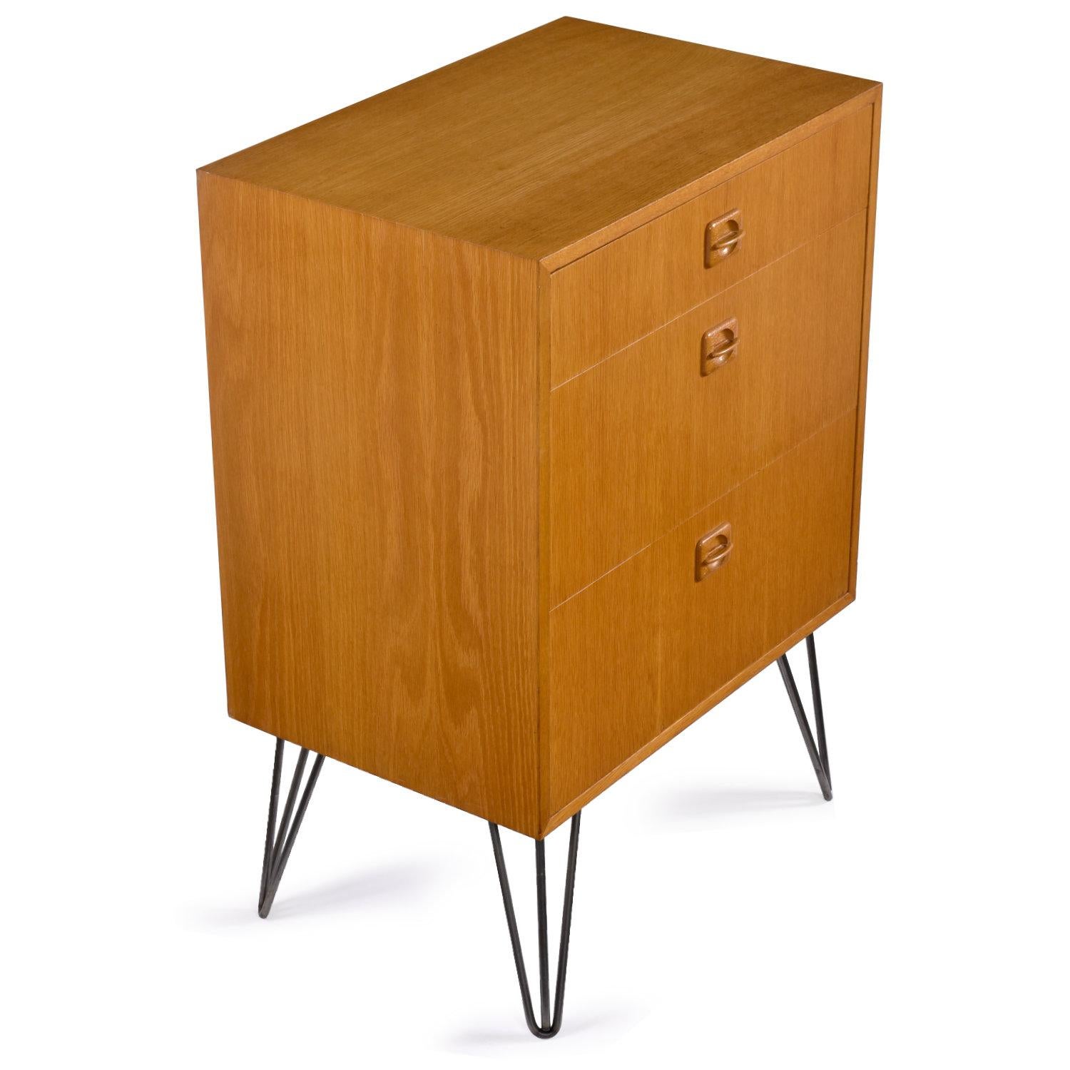 Danese Cassettiera danese in teak a 3 cassetti su gambe a forcina in vendita