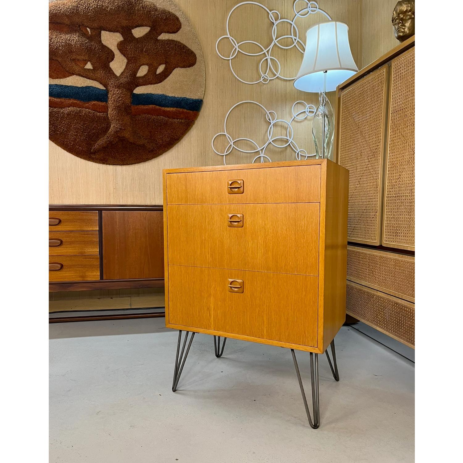 Scandinavo moderno Cassettiera danese in teak a 3 cassetti su gambe a forcina in vendita