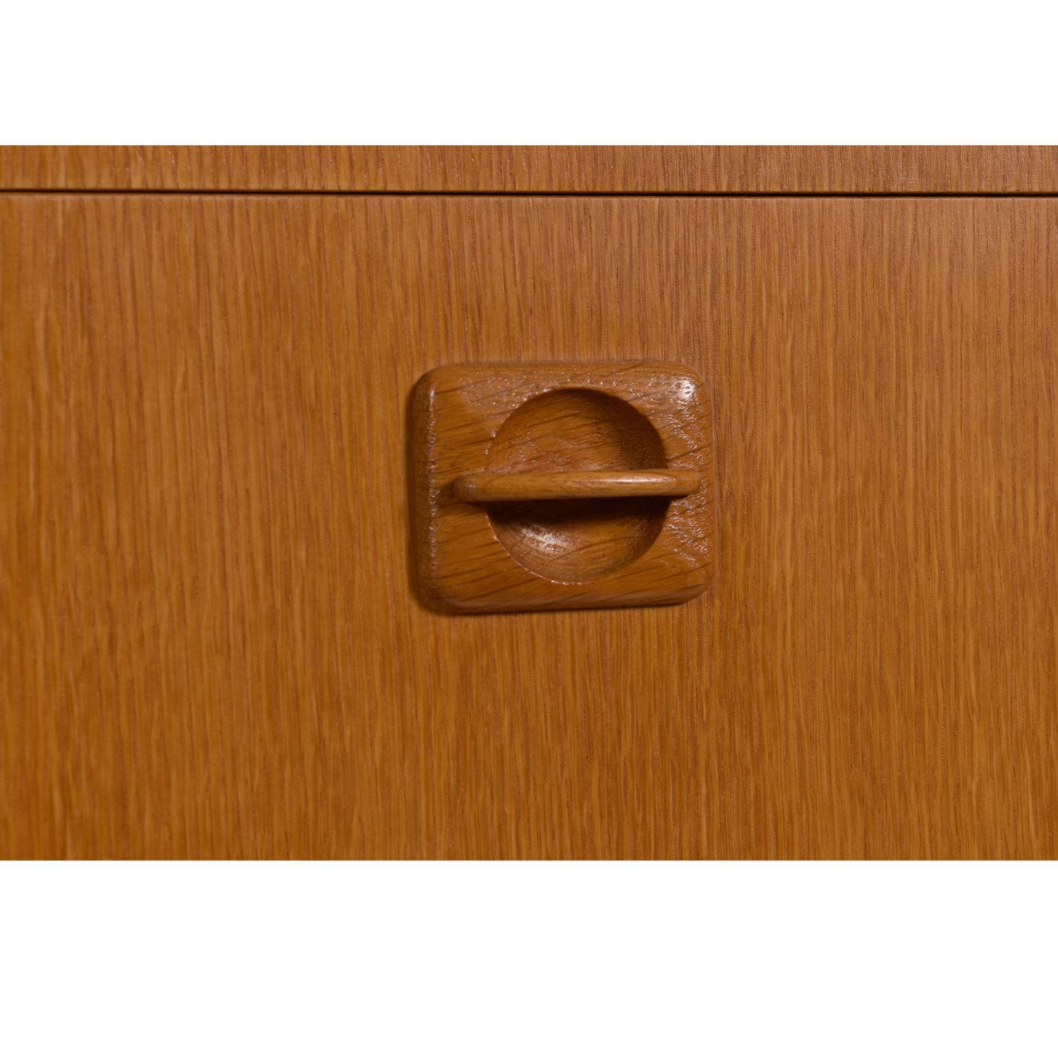 Fine XX secolo Cassettiera danese in teak a 3 cassetti su gambe a forcina in vendita