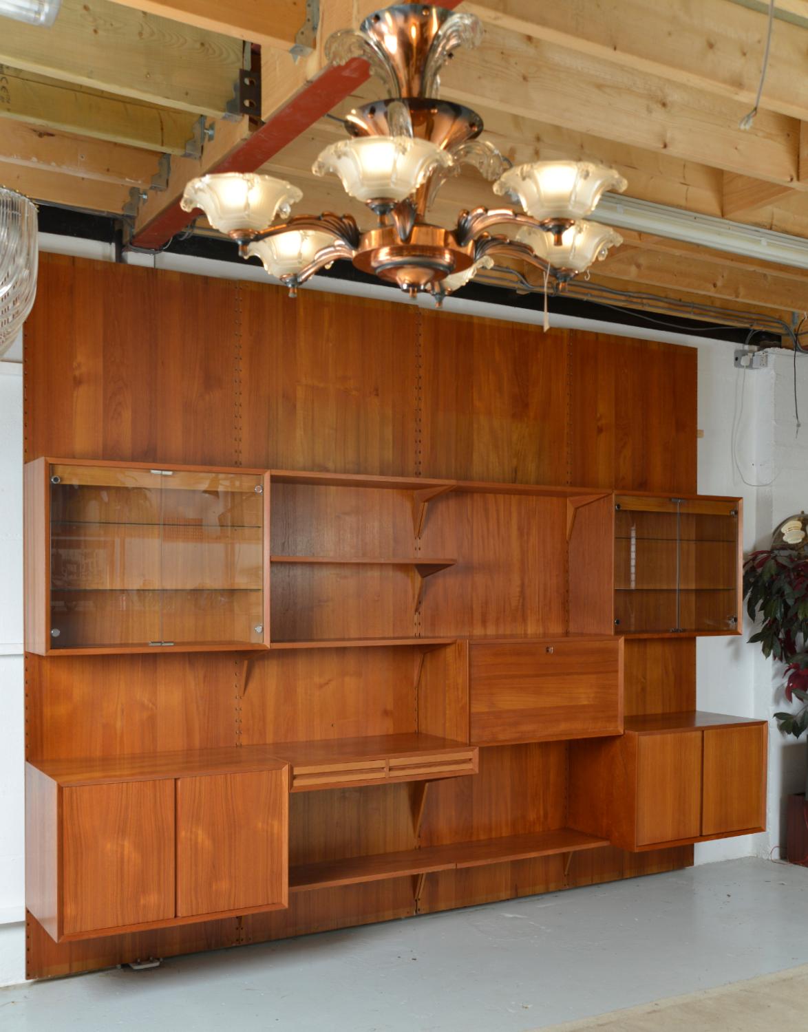 Ein atemberaubendes vierreihiges dänisches CADO-Regalsystem aus Teakholz aus den 1970er Jahren, entworfen von Paul Cadovius. Diese Designer-Regale sind vollständig modular aufgebaut, ermöglichen eine unendliche Anzahl von Kombinationen und lassen