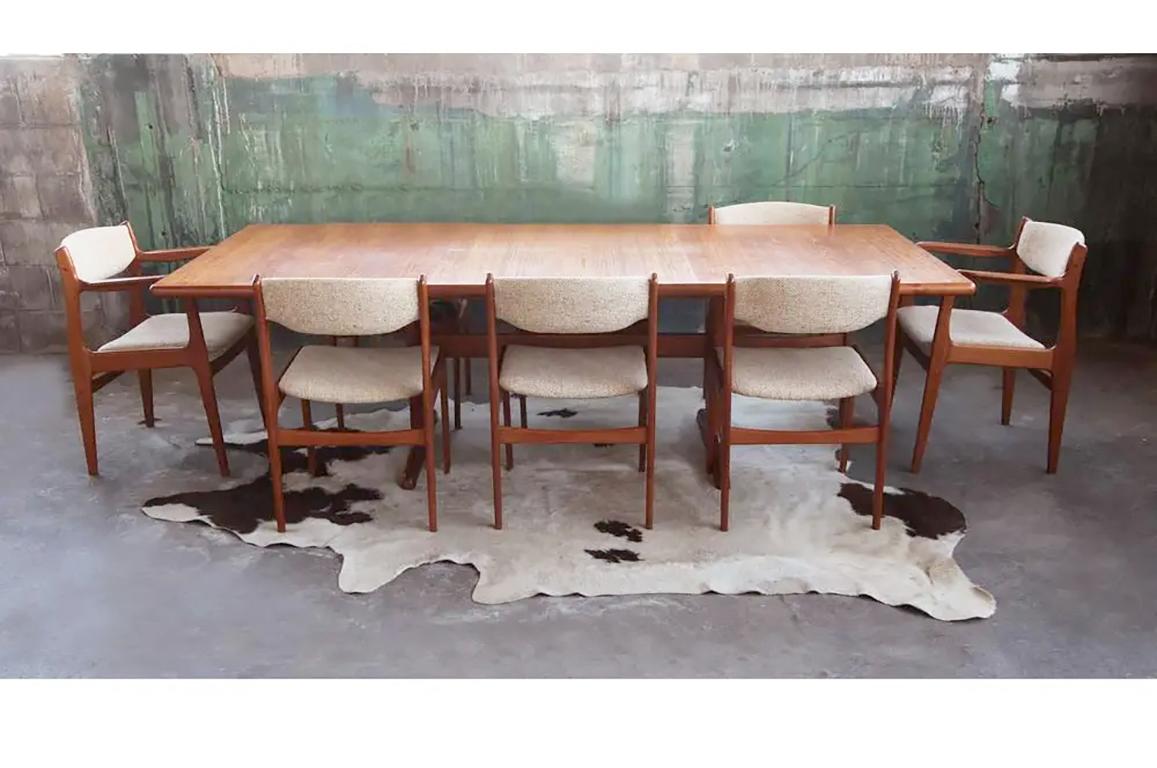 Superbe table de salle à manger danoise en teck du milieu du siècle avec des feuilles dépliables qui se rangent sous la table et 6 chaises de salle à manger en teck. Design/One intelligent intégré et dépliable. Magnifique ensemble de salle à manger