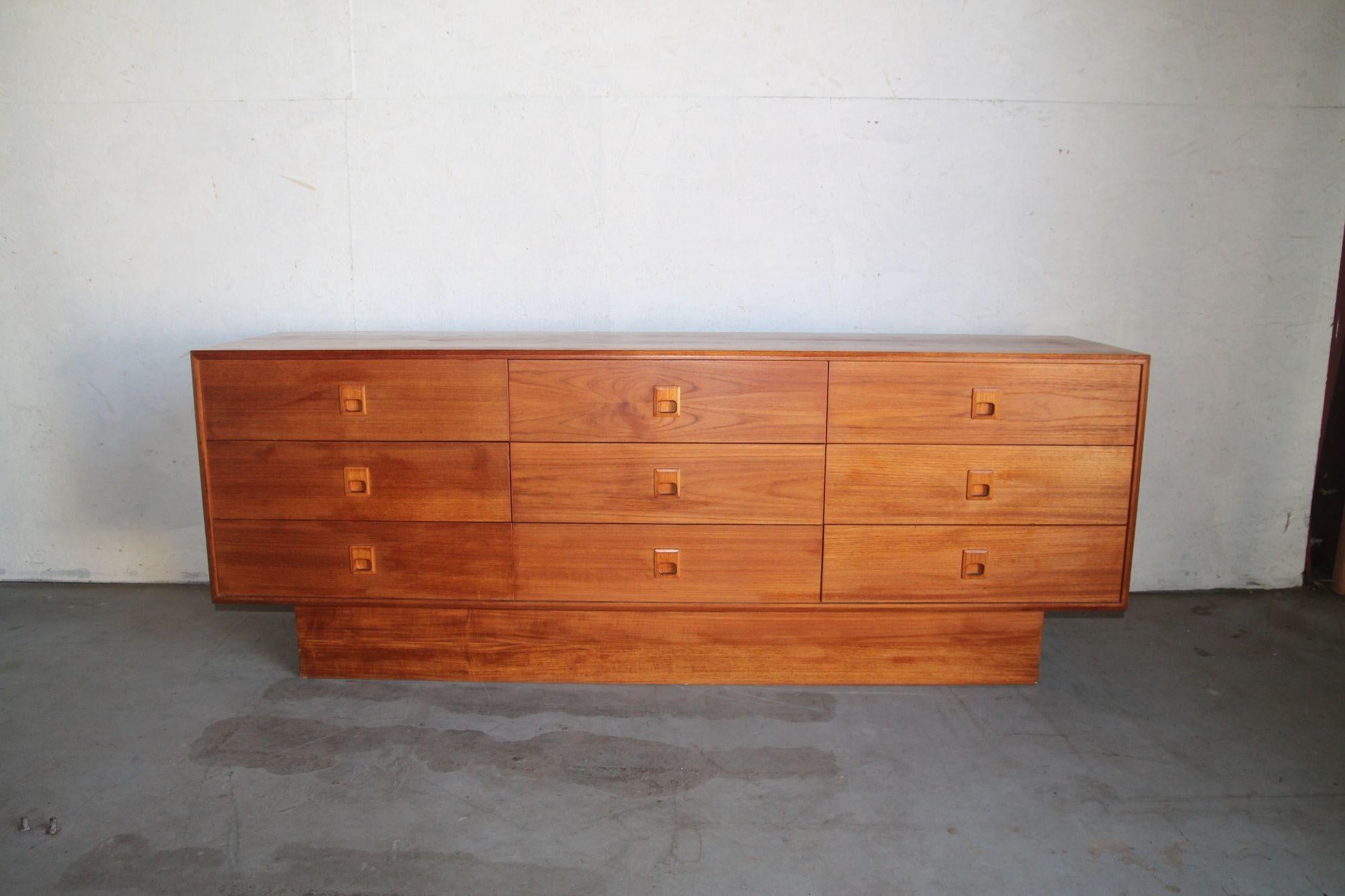 Nice Danish dresser with 9 draws. The dresser has simple pulls that you can see in the photos. In good vintage condition with only a few chips on the back of the sides. Will look great in your mid century bedroom