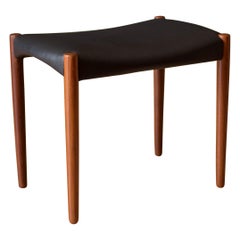 Tabouret danois en teck et cuir noir par Aksel Bender Madsen et Ejner Larsen