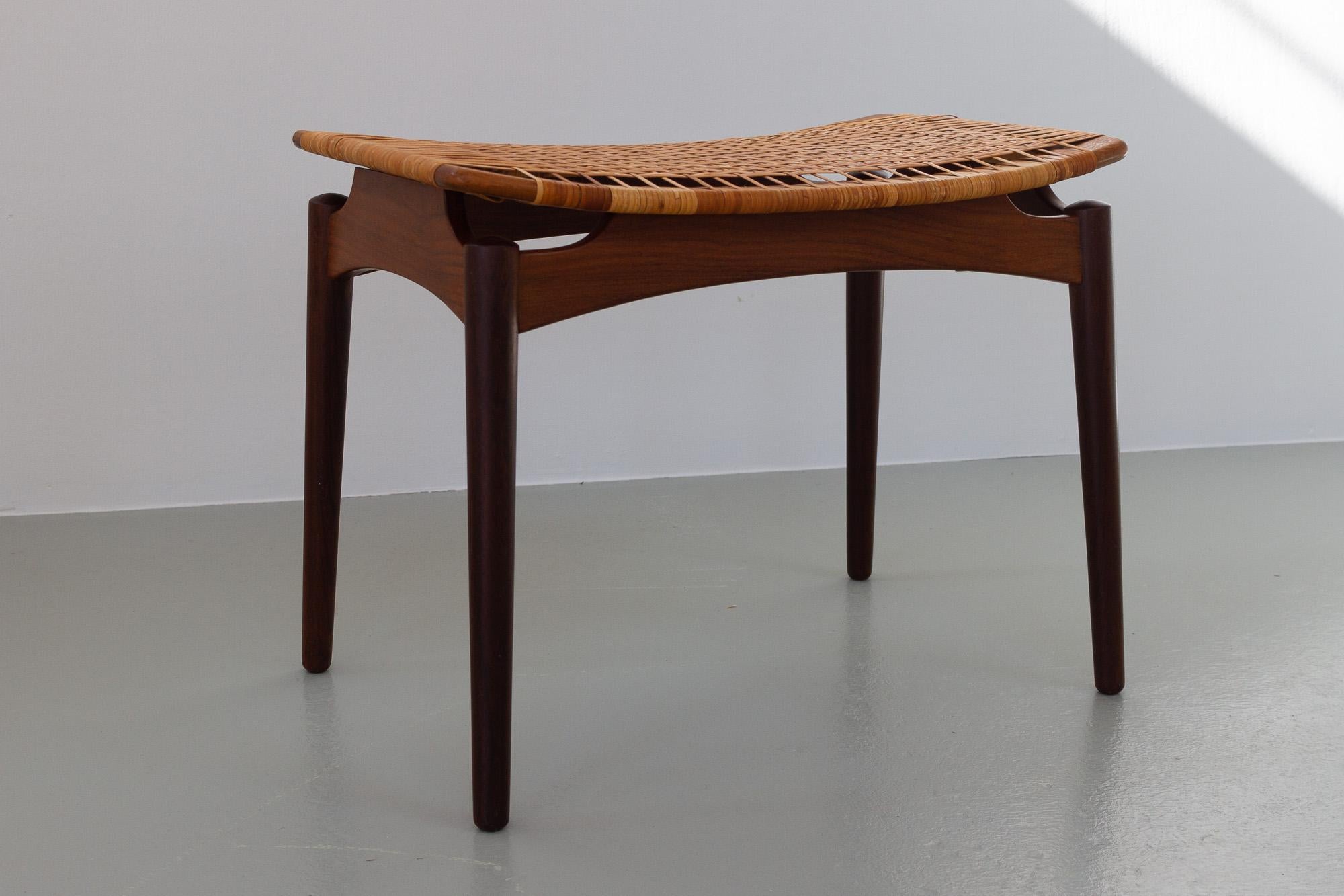 Danish teak and cane stool from Ølholm Møbelfabrik, 1950s
Designed by Sigfred Omann for Ølholm Møbelfabrik, Denmark in the 1950s.
Stylish and elegant Mid-Century Modern footstool in solid teak with cane seat. Round tapered legs and curved seat.