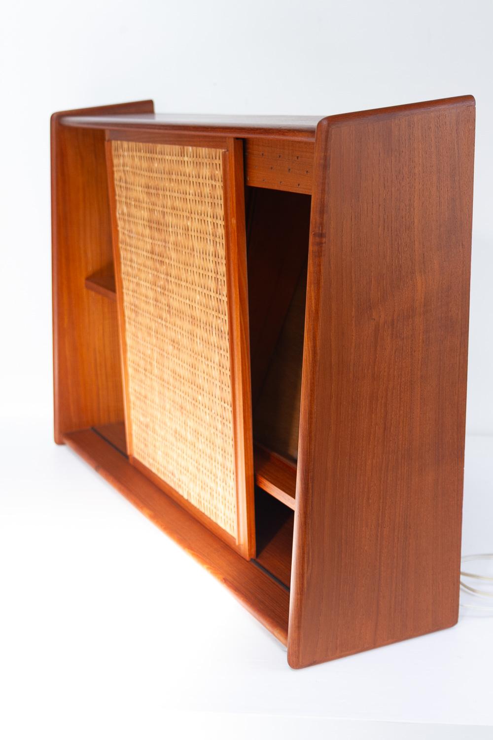 Dänischer Wandwaschtisch aus Teak und Rohr mit Spiegel, 1960er Jahre. im Angebot 4