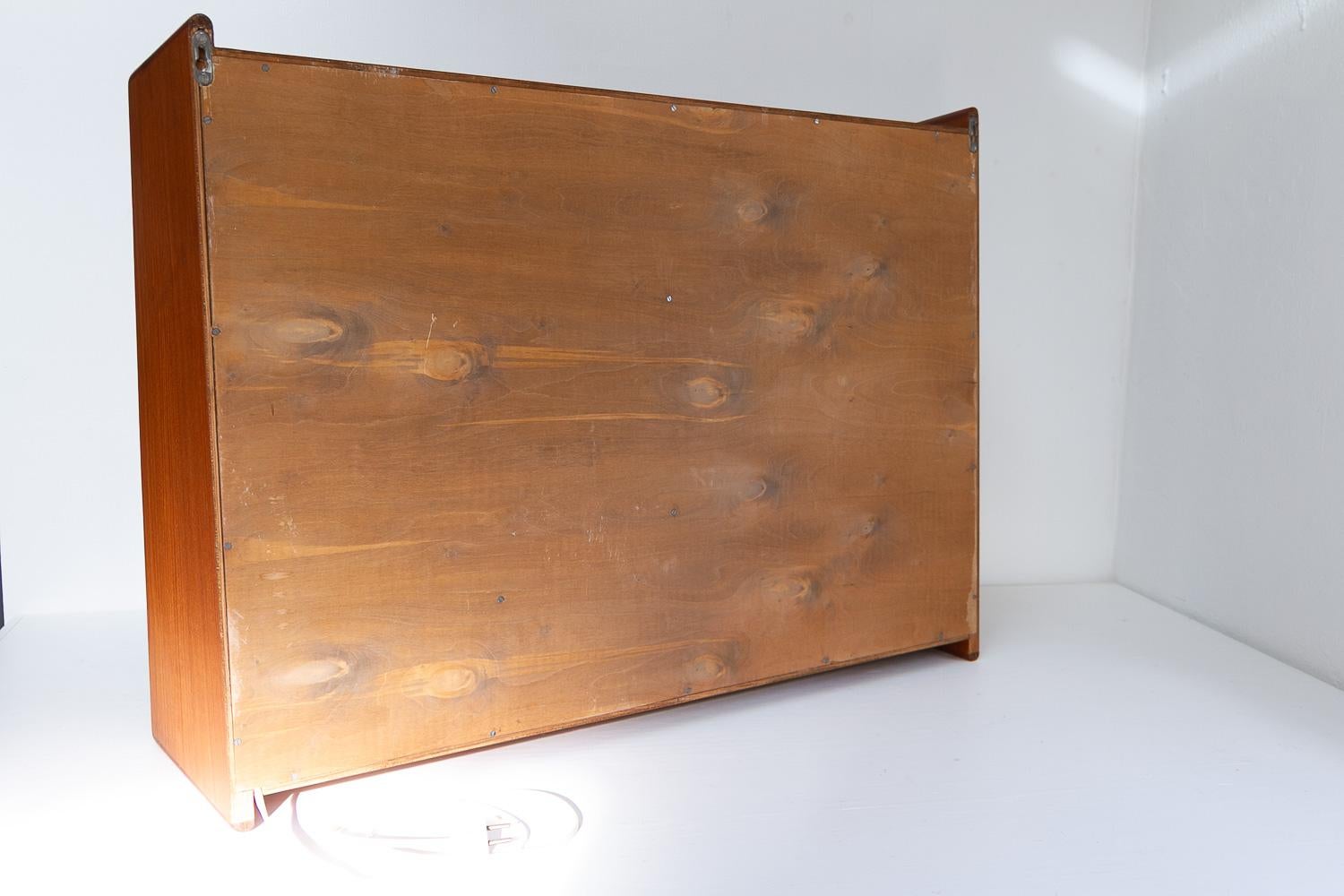 Dänischer Wandwaschtisch aus Teak und Rohr mit Spiegel, 1960er Jahre. im Angebot 5