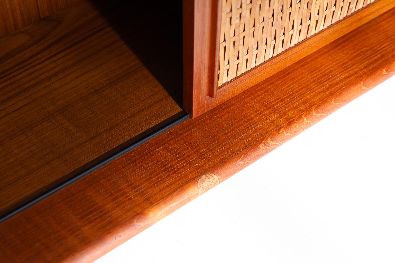 Dänischer Wandwaschtisch aus Teak und Rohr mit Spiegel, 1960er Jahre. im Angebot 7