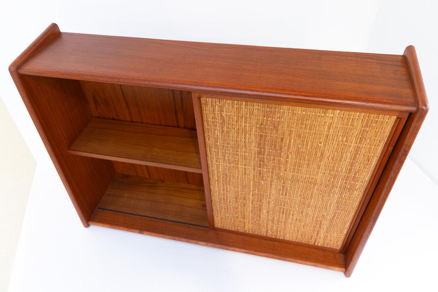 Dänischer Wandwaschtisch aus Teak und Rohr mit Spiegel, 1960er Jahre. im Angebot 8