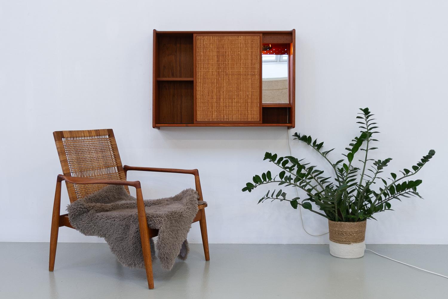 Dänischer Wandwaschtisch aus Teak und Rohr mit Spiegel, 1960er Jahre. im Angebot 10