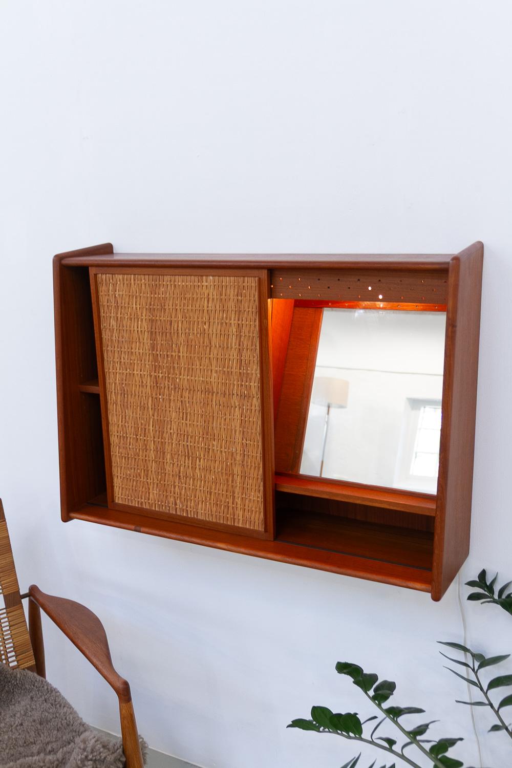 Dänischer Wandwaschtisch aus Teak und Rohr mit Spiegel, 1960er Jahre. im Angebot 11